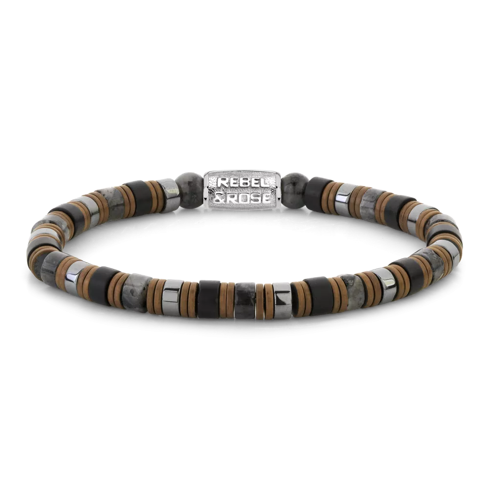 Bead armband, handgemaakt van 6mm stenen (Hematite, Black stone, Larvakite) in de vorm van slices / schijfjes. De sluiting is zilverkleurig. De slices armbanden laten zich heel makkelijk combineren met andere zilveren, leren of kralenarmbanden. Omdat in deze armband geen ronde stenen zijn gebruikt, heeft de collectie de veelbetekenende naam &lsquo;No balls please&rsquo;.