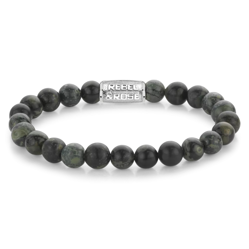 Bead armband, handgemaakt van 8mm Ryoliet stenen met een zilverkleurige sluiting. Het Rebel & Rose sieraad is makkelijk te combineren met andere zilveren, leren of kralenarmbanden.