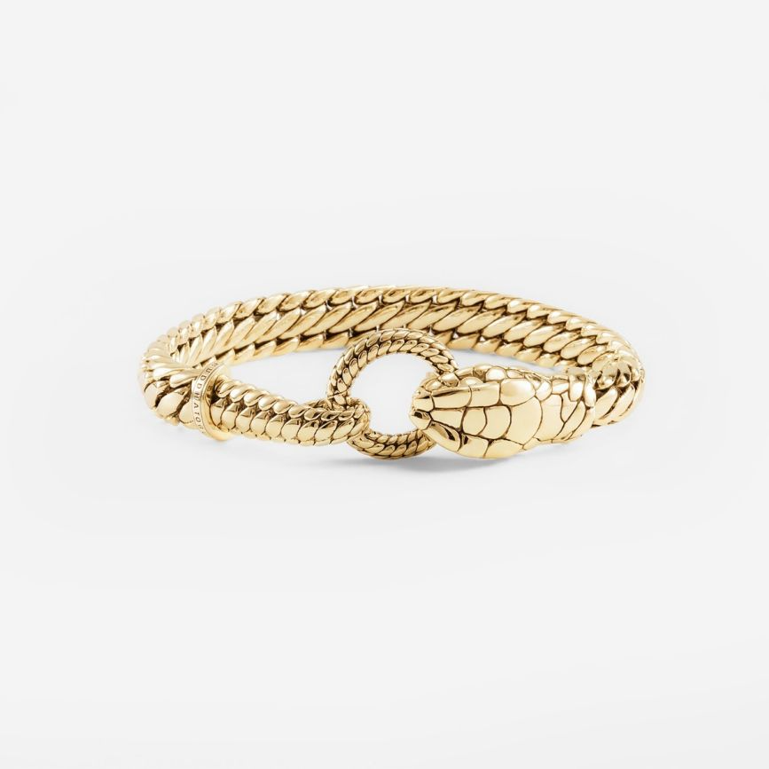 De Armband Ben XS Slang Gold Plated weerspiegelt de symboliek van de slang &ndash; een teken van vernieuwing, hoop en bescherming. De Ben-structuur die de huid van een slang voorstelt, gaat naadloos over in een gedetailleerde slangenkop en staart die samenkomen bij de clipsluiting op de pols. Dit krachtige ontwerp herinnert aan de oneindige cyclus van groei en transformatie, een talisman van innerlijke kracht en bescherming. Ontworpen in Amsterdam en handgemaakt in Zuid-Oost Azi&euml; van 100% gerecycled Gold Plated 925 sterling zilver.