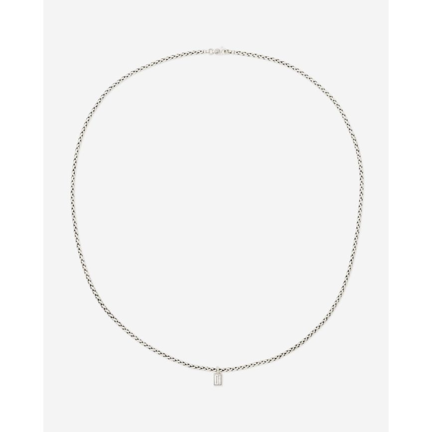 De George XS-halsketting, herkenbaar aan zijn subtiele zilveren schakels, staat symbool voor puur vakmanschap en kracht. Ge&iuml;nspireerd door een traditionele Balinese weeftechniek, vormt deze ketting een harmonieuze mix van traditie en tijdloosheid. Met passie gemaakt uit duurzaam 100% gerecycled zilver. De George is uiterst sterk, maar t&oacute;ch bijzonder soepel. Een krachtige combinatie. Ontworpen in Amsterdam en met liefde handgemaakt in Zuidoost-Azi&euml;. Welk uniek verhaal vertel jij met deze zilveren halsketting?