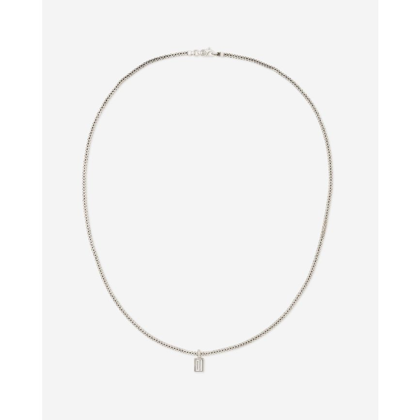 De Barbara XS-halsketting, gemaakt met de iconische Barbara-schakel, is een tijdloze toevoeging aan onze collectie. Dit ontwerp, met zijn kenmerkende vierkante schakelpatroon, combineert kracht met subtiliteit en elegantie met robuustheid. Elke schakel van deze ketting is vol passie met de hand in elkaar gewoven tot een krachtige ketting. Dit getuigt van het pure vakmanschap waar we om bekend staan. Deze zilveren ketting, beschikbaar in een lengte van 50 of 60 CM, is een sieraad dat voor verbinding staat en dat je met trots zult dragen. Welk bijzonder verhaal vertel jij met deze zilveren ketting?