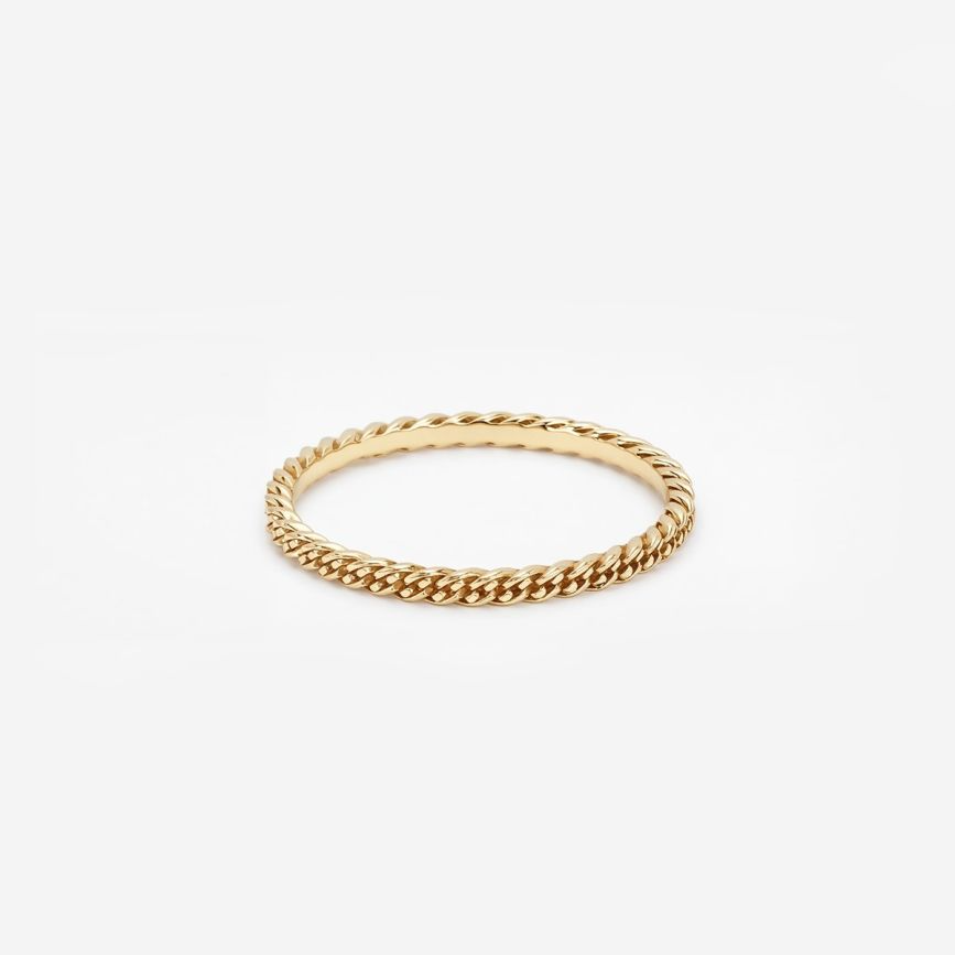 Onze nieuwe stacking collectie ontsluit oneindige mogelijkheden door je in staat te stellen verschillende stukken op elkaar te stapelen om je eigen verhaal te verzamelen. Vier elke mijlpaal met een ander stuk. Met onze nieuwe stacking collectie nodigen we je uit om op een reis van zelfexpressie te gaan. De Nathalie Stacking Ring is ontworpen in Amsterdam en handgemaakt in Zuid-Oost Azi&euml; van gerecycled zilver met een premium gold plating (3.0 micron dik). De plating is gemiddeld 5 maal dikker dan reguliere gold plated items. Wij geloven dat je alle dingen in het leven moet vieren; geloof jij dat ook?