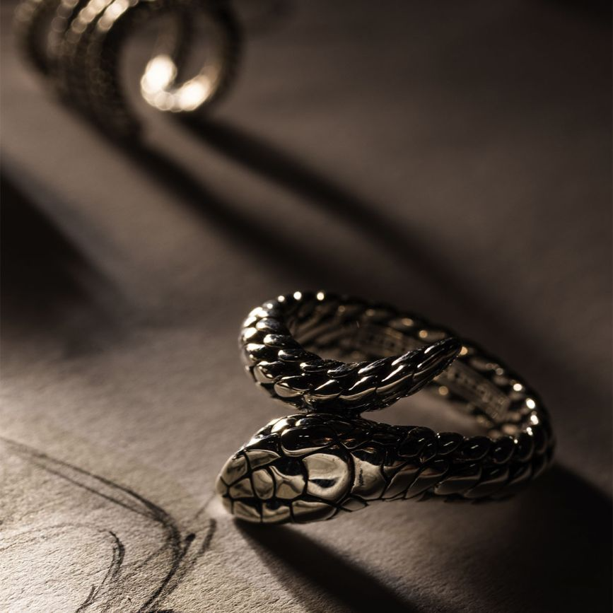 De Ring Ben XS Slang Zilver weerspiegelt de symboliek van de slang &ndash; een teken van vernieuwing, hoop en bescherming. De Ben-structuur die de huid van een slang voorstelt, herinnert eraan dat elke verandering ruimte schept voor groei. Als een talisman wikkelt deze ring zich om de vinger als symbool van innerlijke kracht en wedergeboorte. Ontworpen in Amsterdam en handgemaakt in Zuid-Oost Azi&euml; van 100% gerecycled 925 sterling zilver.