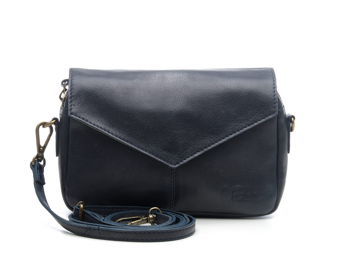 Ga stijlvol op pad met de Rio Romy schoudertas, een elegante leren tas voor dames die houden van klasse en functionaliteit. Met haar opvallende envelopflap, stevige afwerking en duurzame materialen is dit een perfecte daily essential &ndash; compact maar verrassend ruim.

Veilig & stijlvol afsluitbaar

De tas sluit met een envelopflap voorzien van magneetsluiting, &eacute;n een ritssluiting onder de flap voor extra veiligheid. Ideaal voor het beschermen van je kostbare items tijdens het reizen, winkelen of uitgaan.

Slimme opbergruimte

Binnenin vind je een extra zijvak met rits, perfect voor het opbergen van pasjes, sleutels of muntgeld &ndash; zodat je alles overzichtelijk bij de hand hebt.

Comfortabel & veelzijdig draagbaar

Voorzien van een lange, verstelbare en afneembare schouderband, waardoor je de tas zowel crossbody als over &eacute;&eacute;n schouder kunt dragen &ndash; net wat jij prettig vindt.

Duurzaam vakmanschap

De Rio Romy maakt deel uit van de Firm Ox Bags serie: een collectie tassen van hoogwaardig volnerf leer, plantaardig gelooid en gekleurd zonder schadelijke stoffen. Stevig, soepel en verantwoord geproduceerd.

Details


Afmetingen: 21 &times; 14 &times; 4 cm

Materiaal: Volnerf leer, plantaardig gelooid

Indeling: Hoofdvak met rits + binnenritsvak

Sluiting: Envelopflap met magneet + ritssluiting

Draagopties: Crossbody of schoudertas (band afneembaar & verstelbaar)

