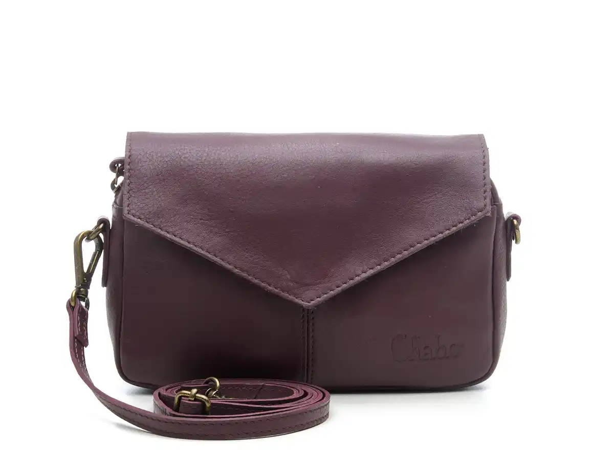 Ga stijlvol op pad met de Rio Romy schoudertas, een elegante leren tas voor dames die houden van klasse en functionaliteit. Met haar opvallende envelopflap, stevige afwerking en duurzame materialen is dit een perfecte daily essential &ndash; compact maar verrassend ruim.

Veilig & stijlvol afsluitbaar

De tas sluit met een envelopflap voorzien van magneetsluiting, &eacute;n een ritssluiting onder de flap voor extra veiligheid. Ideaal voor het beschermen van je kostbare items tijdens het reizen, winkelen of uitgaan.

Slimme opbergruimte

Binnenin vind je een extra zijvak met rits, perfect voor het opbergen van pasjes, sleutels of muntgeld &ndash; zodat je alles overzichtelijk bij de hand hebt.

Comfortabel & veelzijdig draagbaar

Voorzien van een lange, verstelbare en afneembare schouderband, waardoor je de tas zowel crossbody als over &eacute;&eacute;n schouder kunt dragen &ndash; net wat jij prettig vindt.

Duurzaam vakmanschap

De Rio Romy maakt deel uit van de Firm Ox Bags serie: een collectie tassen van hoogwaardig volnerf leer, plantaardig gelooid en gekleurd zonder schadelijke stoffen. Stevig, soepel en verantwoord geproduceerd.

Details


Afmetingen: 21 &times; 14 &times; 4 cm

Materiaal: Volnerf leer, plantaardig gelooid

Indeling: Hoofdvak met rits + binnenritsvak

Sluiting: Envelopflap met magneet + ritssluiting

Draagopties: Crossbody of schoudertas (band afneembaar & verstelbaar)
