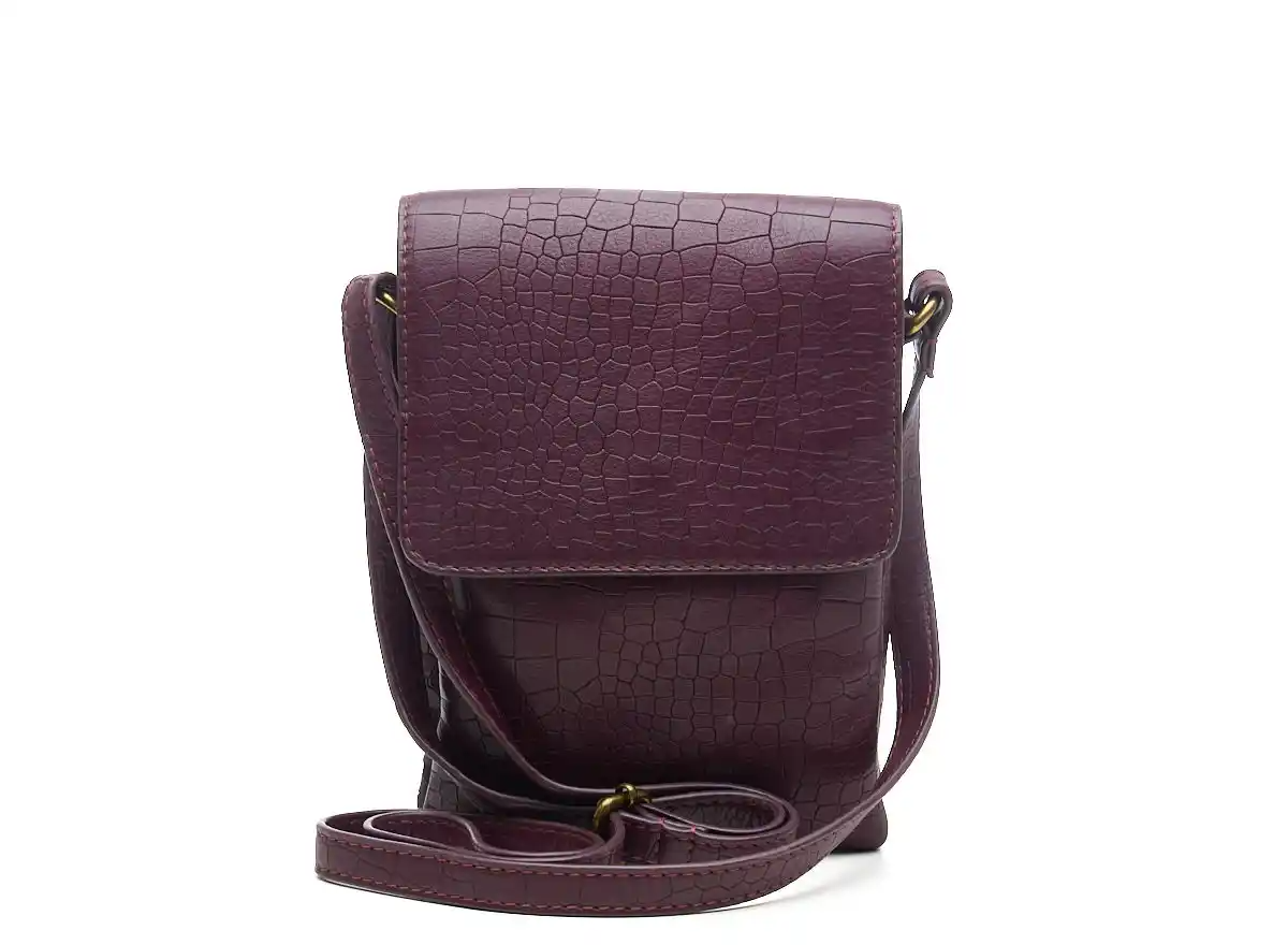 Compacte leren crossbody tas met croco print
Op zoek naar een compacte leren crossbody tas met een luxe uitstraling &eacute;n verrassend veel opbergruimte? De Croco Mover is klein van formaat, maar groots in stijl en functionaliteit. Dit zachte leren tasje met elegante croco print is perfect voor dagelijks gebruik, festivals en handsfree momenten.

Compact, slim en verrassend ruim
Laat je niet misleiden door het formaat: de Croco Mover biedt volop ruimte voor je telefoon, pasjes en andere essentials. De tas sluit veilig met een overslagflap met magneetsluiting &eacute;n een ritssluiting.
Onder de rits vind je drie praktische compartimenten:
Voorvak met handige pasjesvakjes
Middelste vak, perfect voor je telefoon
Achtervak met extra ritsvak voor waardevolle items
Aan de achterkant zit bovendien een extra vak met magneetsluiting &ndash; ideaal voor snelle toegang.
Draag &lsquo;m zoals jij wilt
Dankzij de verstelbare en afneembare schouderband draag je de Croco Mover precies zoals het jou uitkomt: crossbody of over de schouder. Perfect voor festivals, reizen en drukke dagen.
Klein van formaat, groots in luxe
Het super zachte leer in croco print en de slimme indeling maken deze tas tot een stijlvolle en veelzijdige accessoire die moeiteloos past bij elke outfit.

Productdetails
Materiaal: super zacht leer met croco print
Afmetingen: 14,5 &times; 20 &times; 5 cm
Sluiting: overslagflap met magneet + ritssluiting
Indeling: meerdere vakken incl. pasjeshouders
Extra vak: achterzijde met magneetsluiting
Draagopties: crossbody of schoudertas
Band: verstelbaar en afneembaar
