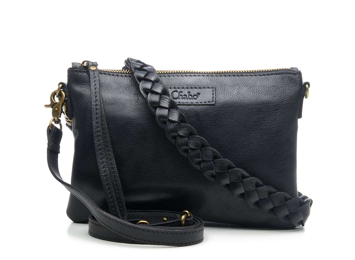 Compacte leren crossbody tas met fashionable brede gevlochten schouderband
Op zoek naar een compacte leren crossbody tas met verrassend veel opbergruimte? De Stylish crossbody is klein van formaat maar groots in functionaliteit en stijl. Dit zachte leren tasje is perfect voor dagelijks gebruik, festivals en handsfree momenten.
Waarom kiezen voor de Stylish crossbody?
Compact, maar slim ingedeeld
Ondanks het compacte formaat biedt de Stylish crossbody volop ruimte voor je telefoon en je essentials. De tas sluit met een rits zodat je spullen veilig opgeborgen zijn.

Aan de achterkant van de tas zit bovendien nog een extra vak met ritssluiting voor snelle toegang.
Multifunctioneel te dragen
De Stylish cross wordt geleverd met een verstelbare en afneembare schouderband en een gevlochten schouderband zodat je hem draagt zoals jij dat wilt: als crossbody of over de schouder Ideaal voor festivals, reizen en actieve dagen.
Klein van formaat, groots in stijl
De combinatie van super zacht leer en slimme indeling maakt deze tas tot een veelzijdige accessoire die moeiteloos past bij elke outfit en gelegenheid.
Productdetails

Materiaal: Super zacht leer
Indeling: Meerdere binnenvakken voor pasjes en telefoon
Sluiting:  ritssluiting
Draagopties: Crossbody, over de schouder of crossover
Verstelbare schouderband 
De Stylish cross is de perfecte keuze voor wie een kleine leren tas met maximale functionaliteit zoekt &ndash; stijlvol, praktisch en altijd klaar om met je mee te gaan.

Afmetingen: 24 x 16 x 2 cm
