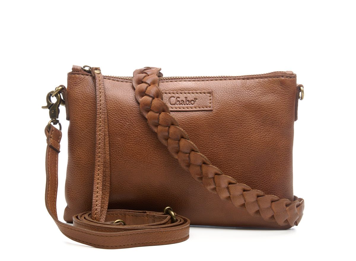 Compacte leren crossbody tas met fashionable brede gevlochten schouderband
Op zoek naar een compacte leren crossbody tas met verrassend veel opbergruimte? De Stylish crossbody is klein van formaat maar groots in functionaliteit en stijl. Dit zachte leren tasje is perfect voor dagelijks gebruik, festivals en handsfree momenten.
Waarom kiezen voor de Stylish crossbody?
Compact, maar slim ingedeeld
Ondanks het compacte formaat biedt de Stylish crossbody volop ruimte voor je telefoon en je essentials. De tas sluit met een rits zodat je spullen veilig opgeborgen zijn.

Aan de achterkant van de tas zit bovendien nog een extra vak met ritssluiting voor snelle toegang.
Multifunctioneel te dragen
De Stylish cross wordt geleverd met een verstelbare en afneembare schouderband en een gevlochten schouderband zodat je hem draagt zoals jij dat wilt: als crossbody of over de schouder Ideaal voor festivals, reizen en actieve dagen.
Klein van formaat, groots in stijl
De combinatie van super zacht leer en slimme indeling maakt deze tas tot een veelzijdige accessoire die moeiteloos past bij elke outfit en gelegenheid.
Productdetails

Materiaal: Super zacht leer
Indeling: Meerdere binnenvakken voor pasjes en telefoon
Sluiting:  ritssluiting
Draagopties: Crossbody, over de schouder of crossover
Verstelbare schouderband 
De Stylish cross is de perfecte keuze voor wie een kleine leren tas met maximale functionaliteit zoekt &ndash; stijlvol, praktisch en altijd klaar om met je mee te gaan.

Afmetingen: 24 x 16 x 2 cm