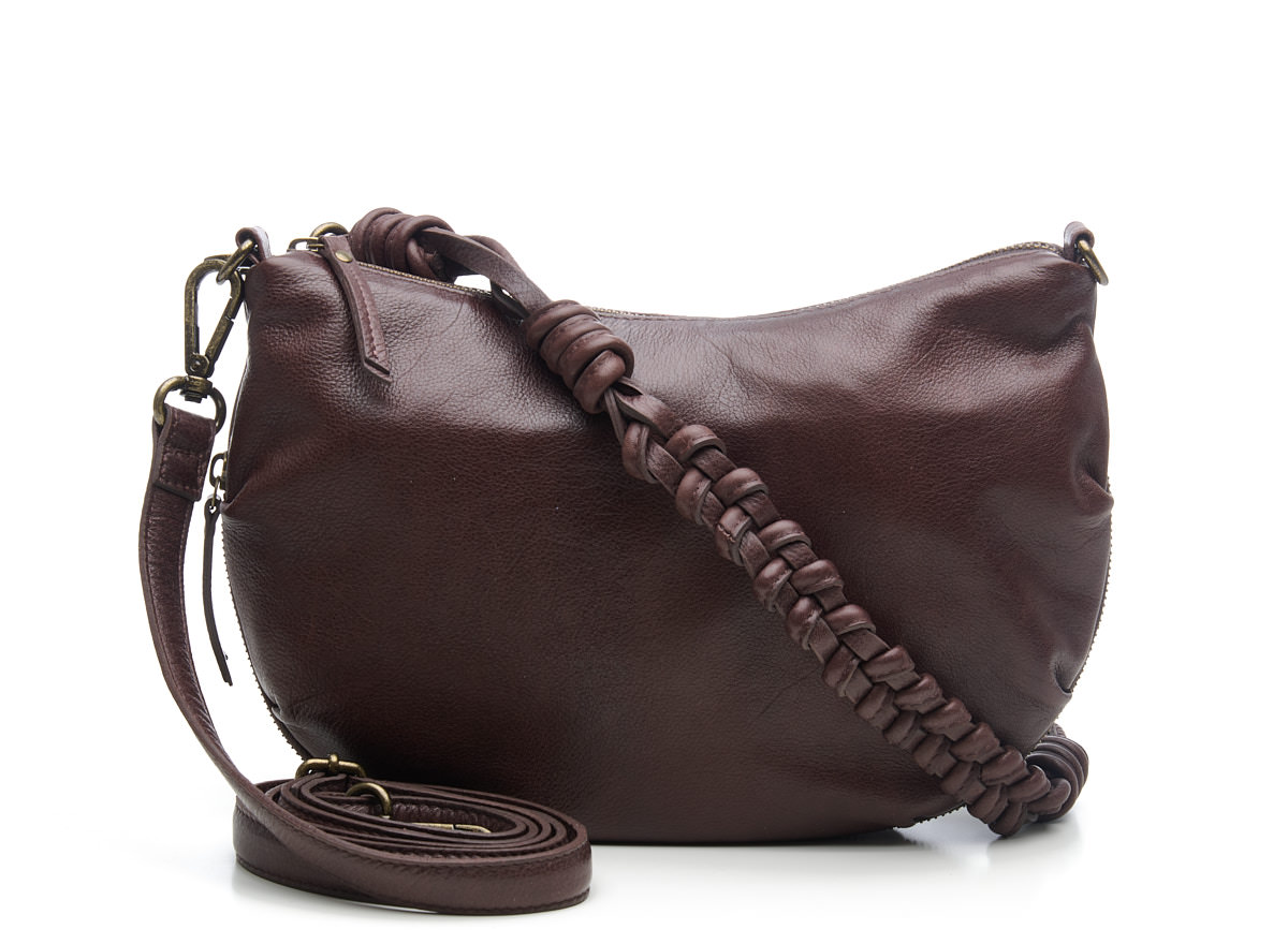 Op zoek naar een echte eye-catcher? Met de Shoulderbag  Byron steel jij de show bij iedere gelegenheid. 

De mooie geknoopte schouderband geeft de tas een unieke look en met de lange, verstelbare crossover band kun je de crossbody tas van leer op meerdere manieren dragen.

De Byron  is een ruime shoulderbag en crossbody tas van leer, afsluitbaar met een rits. Aan de binnenzijde vind je extra zijvakken.

Een uniek detail aan deze crossbody tas is dat de onderkant een rits heeft, waarmee je de tas kunt vergroten en breder kunt maken. Zo heb je altijd genoeg ruimte voor je essentials en kun je de tas aanpassen op iedere look!

Aan de achterzijde vind je nog een extra vak met ritssluiting. Deze mooie, ruime Chabo is als schoudertas of als crossbody tas te dragen.

AFMETING  30 x 21 x 7