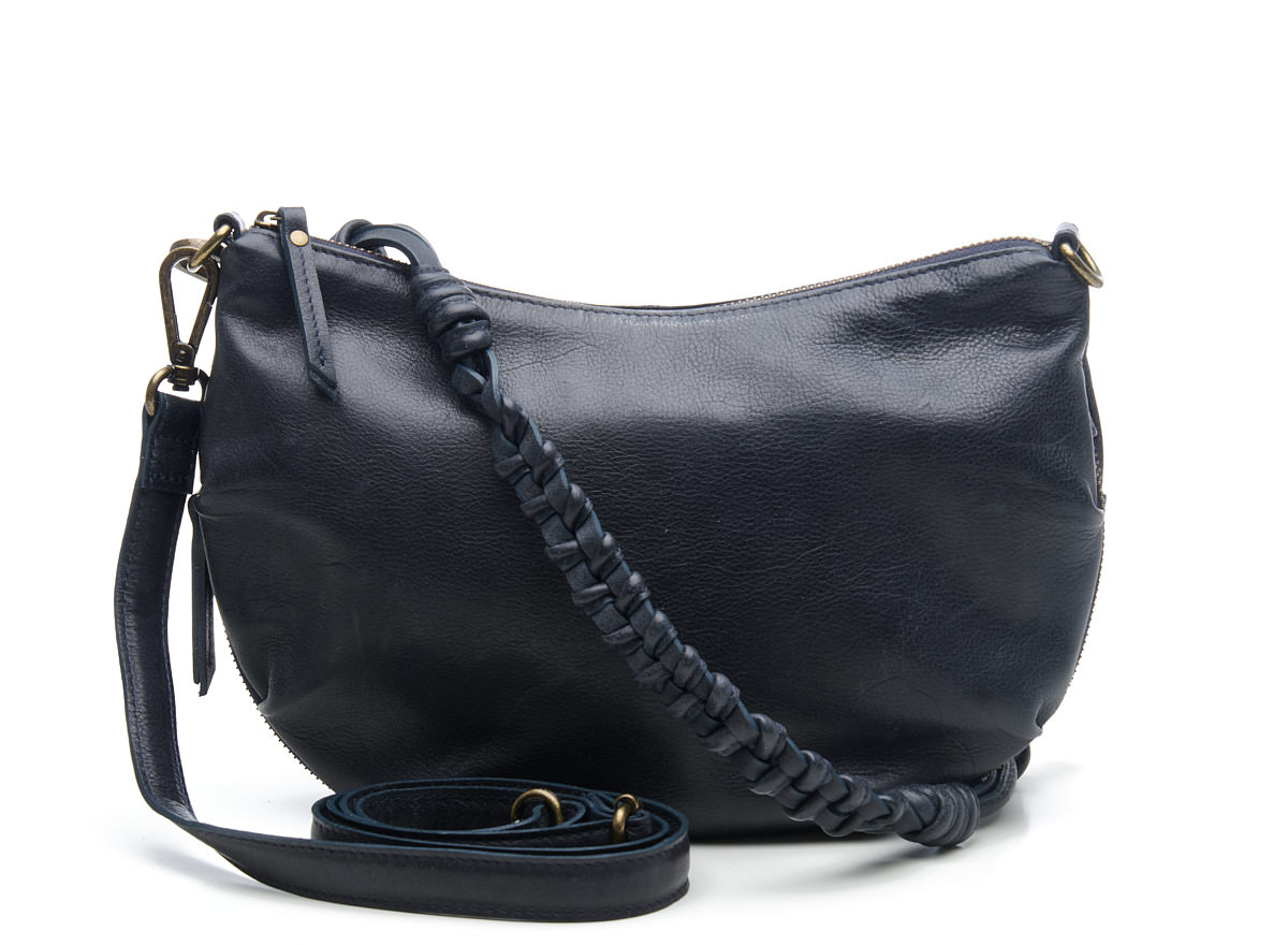 Op zoek naar een echte eye-catcher? Met de Shoulderbag  Byron steel jij de show bij iedere gelegenheid. 

De mooie geknoopte schouderband geeft de tas een unieke look en met de lange, verstelbare crossover band kun je de crossbody tas van leer op meerdere manieren dragen.

De Byron  is een ruime shoulderbag en crossbody tas van leer, afsluitbaar met een rits. Aan de binnenzijde vind je extra zijvakken.

Een uniek detail aan deze crossbody tas is dat de onderkant een rits heeft, waarmee je de tas kunt vergroten en breder kunt maken. Zo heb je altijd genoeg ruimte voor je essentials en kun je de tas aanpassen op iedere look!

Aan de achterzijde vind je nog een extra vak met ritssluiting. Deze mooie, ruime Chabo is als schoudertas of als crossbody tas te dragen.

AFMETING  30 x 21 x 7