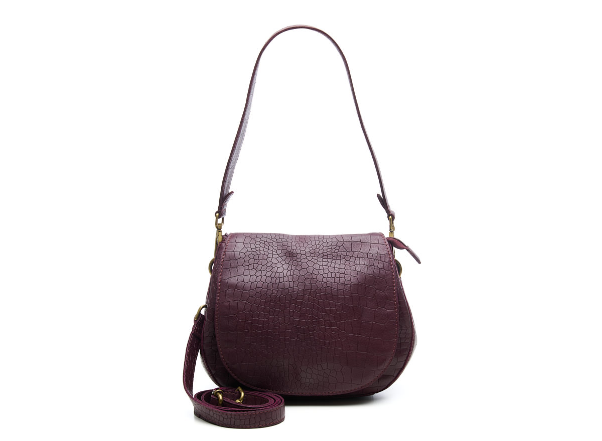 Afmeting 24 x 19 x 10 cm 

Leren Crossbody Tas met Croco Print
De Croco Saddle Bag is d&eacute; perfecte mix van elegantie en functionaliteit. Deze stijlvolle saddle bag is uitgevoerd in zacht leer met een luxe croco print, wat zorgt voor een chique en tijdloze uitstraling. Ideaal voor wie houdt van een opvallende, maar verfijnde tas.

De tas sluit met een overslagflap met magneetsluiting en heeft daaronder een extra rits, zodat je spullen altijd veilig opgeborgen zijn. Aan de achterkant vind je nog een handig ritsvak voor items die je snel wilt pakken.
Binnenin is de tas verrassend ruim en praktisch ingedeeld. Onder de rits bevinden zich twee aparte compartimenten, gescheiden door een middenscheiding. Daarnaast zijn er extra vakken aanwezig: een ritsvak en een insteekvak, perfect voor het overzichtelijk opbergen van je essentials zoals telefoon, portemonnee en sleutels.

Dankzij de lange, verstelbare band draag je de tas comfortabel crossbody. Liever een meer elegante look? Gebruik dan de bredere, korte schouderband voor een stijlvolle uitstraling.

Waarom kiezen voor de Croco Saddle Bag?
Gemaakt van zacht leer met luxe croco print
Overslagflap met magneetsluiting en extra ritssluiting
Handig ritsvak aan de achterzijde
Twee ruime hoofdvakken met middenscheiding
Extra binnenvakken: ritsvak en insteekvak
Lange verstelbare crossbody band
Brede, korte schouderband voor een trendy look
Stijlvol, praktisch en veelzijdig
Ideaal voor:
Dagelijks gebruik, werk, een avondje uit of een dagje shoppen
