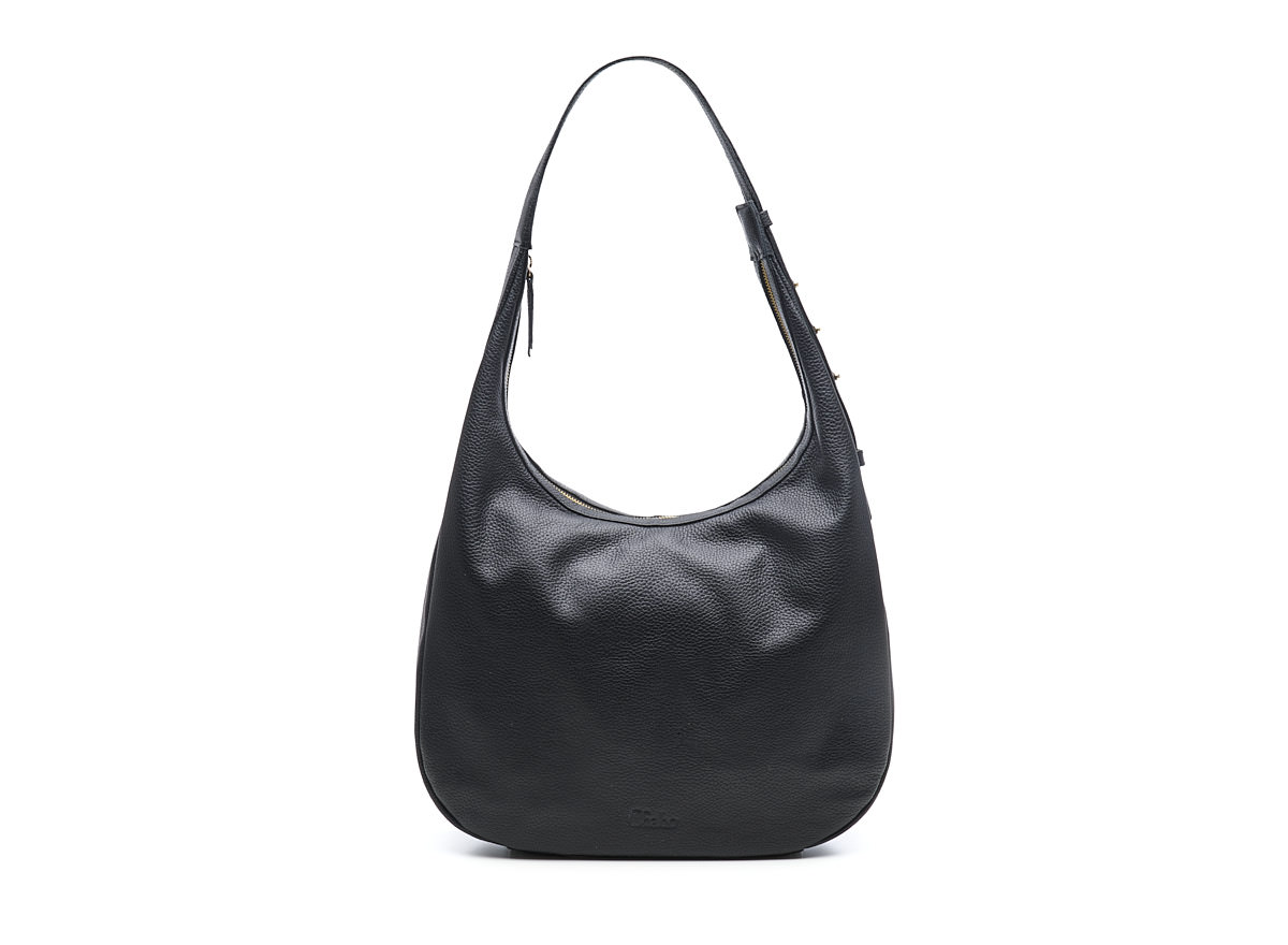 Hobo Brisbane

Stijlvolle leren hobo tas met verstelbare schouderband
De Hobo Brisbane is de perfecte combinatie van stijl, comfort en functionaliteit. Deze prachtige leren hobo tas is ontworpen voor dagelijks gebruik en past moeiteloos bij elke outfit &ndash; van casual tot zakelijk.

Dankzij de ruime, verstelbare schouderband draag je de tas precies zoals jij wilt. Via de zijkant verstel je eenvoudig de lengte van de band, zodat je de drop langer maakt voor extra draagcomfort.

De binnenkant van de Hobo Brisbane is verrassend ruim en praktisch ingedeeld. Met meerdere handige zijvakken, waaronder een vak met ritssluiting, berg je al je essentials veilig en overzichtelijk op. Bovendien is de tas groot genoeg voor een 13 inch laptop, ideaal voor werk, studie of onderweg.

Belangrijkste kenmerken:
Gemaakt van hoogwaardig leer
Trendy en tijdloos hobo model
Verstelbare schouderband (aanpasbare drop)
Ruime binnenkant met praktische vakken
Binnenvak met ritssluiting voor waardevolle items
Geschikt voor een 13 inch laptop
Met de Hobo Brisbane leren tas kies je voor een duurzame, stijlvolle en veelzijdige tas die je elke dag wilt gebruiken.

Afmeting 38 x 28 x 10 cm