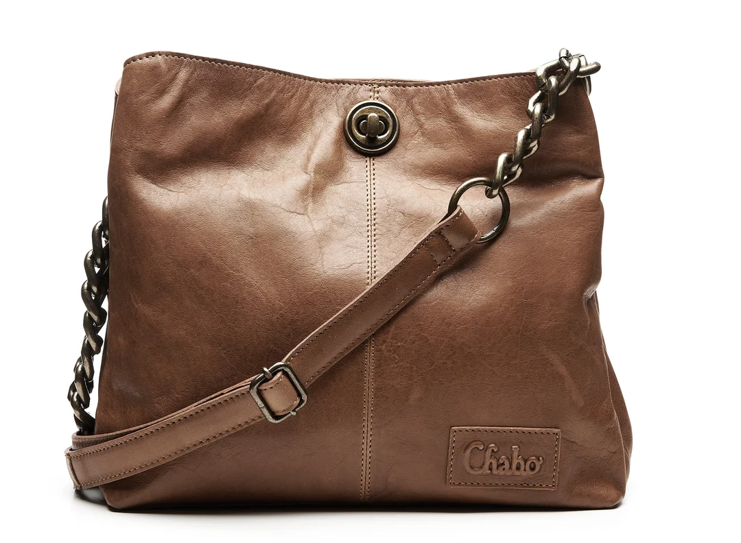 Op zoek naar een opvallende en stijlvolle schoudertas die jouw outfit net dat beetje extra geeft? De Chain Small schoudertas is een echte eye-catcher dankzij de antique brass schakels en elegante draaisluiting. Deze tas combineert luxe uitstraling met praktische indeling &ndash; perfect voor dagelijks gebruik &eacute;n speciale gelegenheden.

Drie overzichtelijke hoofdvakken

De Chain Small is ontworpen voor optimale functionaliteit. De tas heeft drie hoofdvakken, waarvan de middelste afsluitbaar is. Het achterste vak bevat een extra ritsvakje voor waardevolle spullen, terwijl het voorste vak is voorzien van een insteekvak &ndash; ideaal voor je telefoon of sleutels. Zo blijven al je essentials overzichtelijk opgeborgen.

Stevig volnerf leer, duurzaam gelooid

Deze leren schoudertas voor dames is onderdeel van de Firm Ox Bags serie. Alle tassen uit deze collectie zijn gemaakt van volnerf leer: stevig, soepel en van de hoogste kwaliteit. Bovendien worden ze op een plantaardige manier gelooid en gekleurd, zonder schadelijke stoffen. Dat maakt de Chain Small niet alleen stijlvol, maar ook een bewuste en duurzame keuze.

Verstelbare schouderband met ketting

De tas is uitgerust met een verstelbare schouderband met antique brass schakels, wat zorgt voor een unieke en luxe uitstraling. Dankzij de stevige kettingdetails en comfortabele lengte draag je de tas moeiteloos de hele dag door.



De Chain Small schoudertas is leverbaar in cognac en zwart. Of je nu kiest voor tijdloos zwart, warm cognac deze tas maakt elke outfit compleet.

Praktische details

Afmeting: 25 x 24 x 8 cm

Drie hoofdvakken met slimme indeling

Gemaakt van hoogwaardig volnerf leer

Duurzaam gelooid en gekleurd zonder schadelijke stoffen

Antique brass kettingdetails voor een stijlvolle look