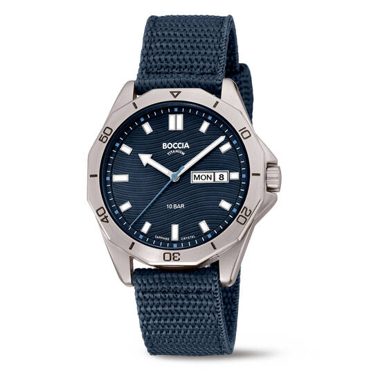 Productnummer 3680-01 is een stijlvol horloge met een titanium kast en een blauwe band. Het heeft een datumfunctie en een kastgrootte van 40 mm. Dit horloge is perfect voor zowel formele als casual gelegenheden. Combineer het met een net pak voor een elegante uitstraling of draag het bij een casual outfit voor een moderne look.