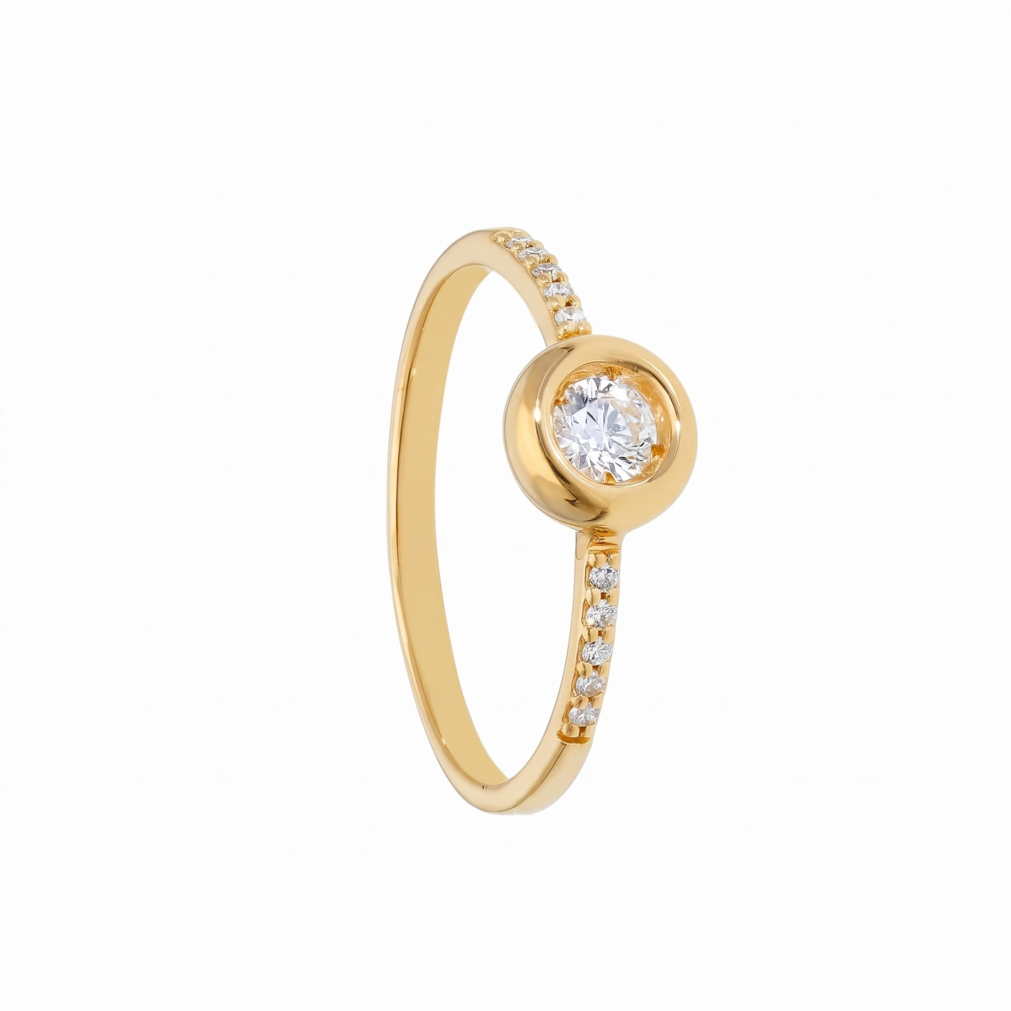 geelgouden ring in goud 18kt met centrale steen van 0.19ct en zijsteentjes (diamant) 0.06ct deze ring is ook verkrijgbaar in witgoud en en ros&eacute; goud met andere groottes van diamant