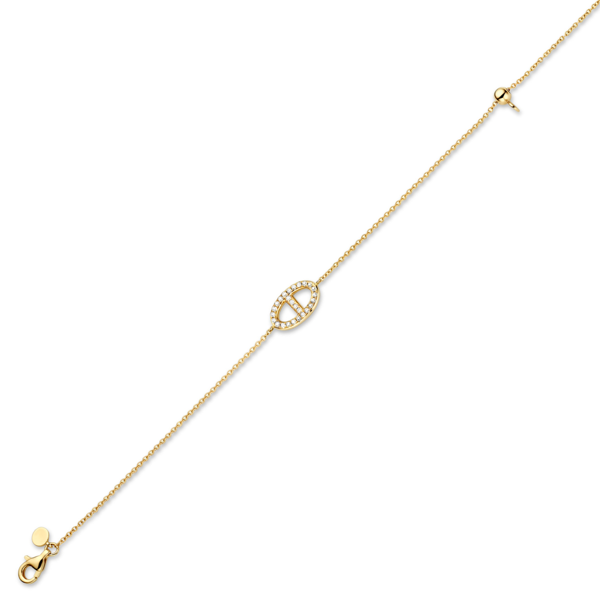 Deze prachtige 18kt geelgouden armband (modelnummer 063252/A) is versierd met 26 briljanten van 0.16ct. Perfect voor een polsomtrek van 200mm, maar kan ook korter gedragen worden tot 170mm, straalt deze armband elegantie uit. Ideaal te dragen bij formele gelegenheden of als dagelijks luxe-accessoire. Combineer met andere gouden sieraden voor een verfijnde look.