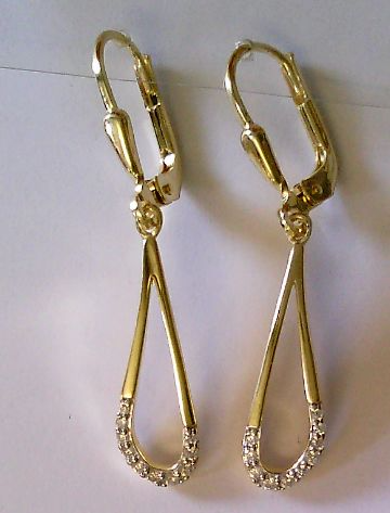 Diese Ohrh&auml;nger 925 vergoldet Zirkonia, Modellnummer 5-217057-001, zeichnen sich durch ihre edle Vergoldung und funkelnden Zirkoniasteine aus. Als elegante und zeitlose Ohrh&auml;nger erg&auml;nzen sie jedes Outfit perfekt. Tragen Sie sie zu festlichen Anl&auml;ssen oder als glanzvollen Akzent im Alltag. Ein Schmuckst&uuml;ck, das jedem Look Klasse verleiht.

Ideal f&uuml;r Ihre Produktseite.