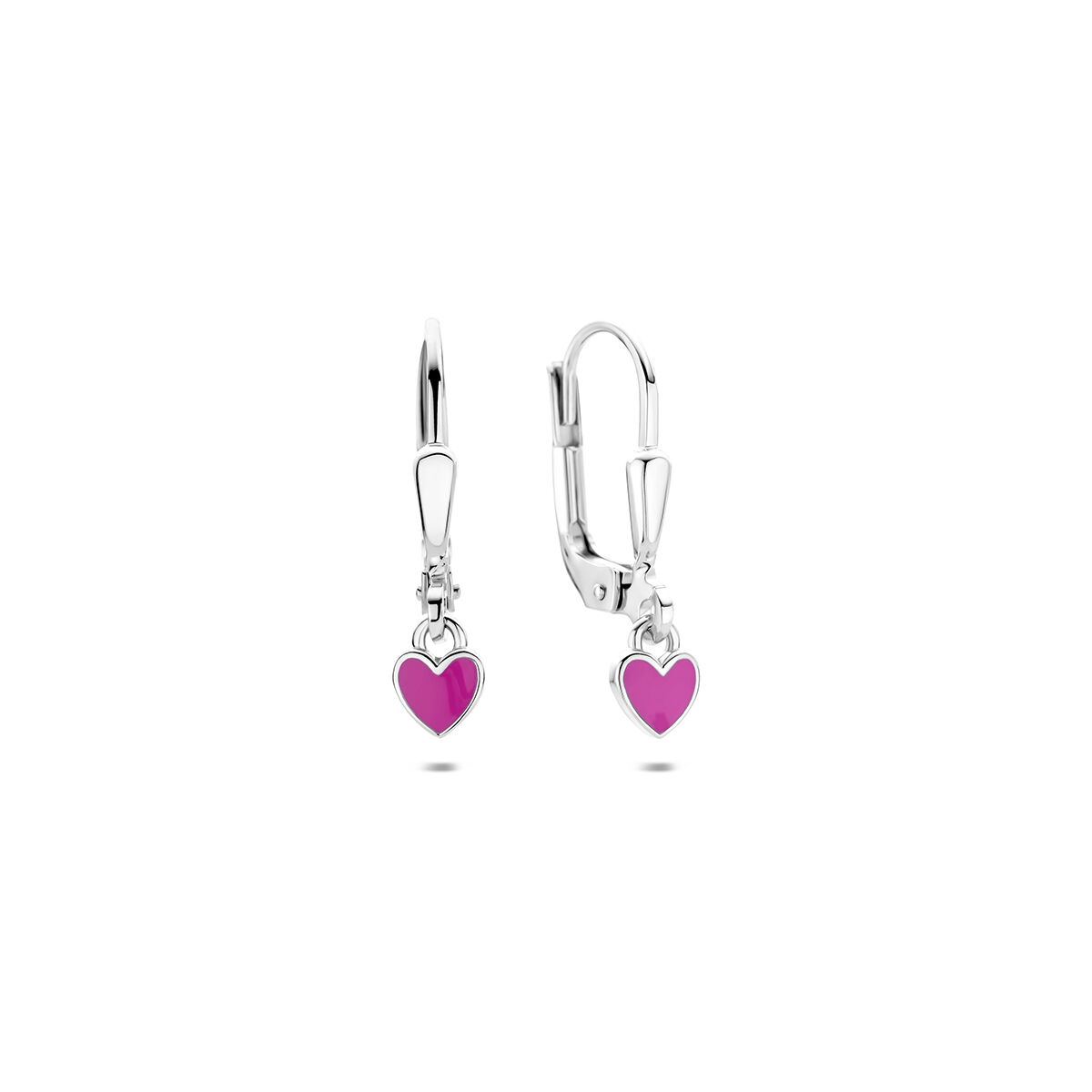 Gerhodineerd 925 zilveren oorhangers uitgevoerd met een roze emaille hartje. De oorhangers hebben een totale hoogte van 18.5mm.