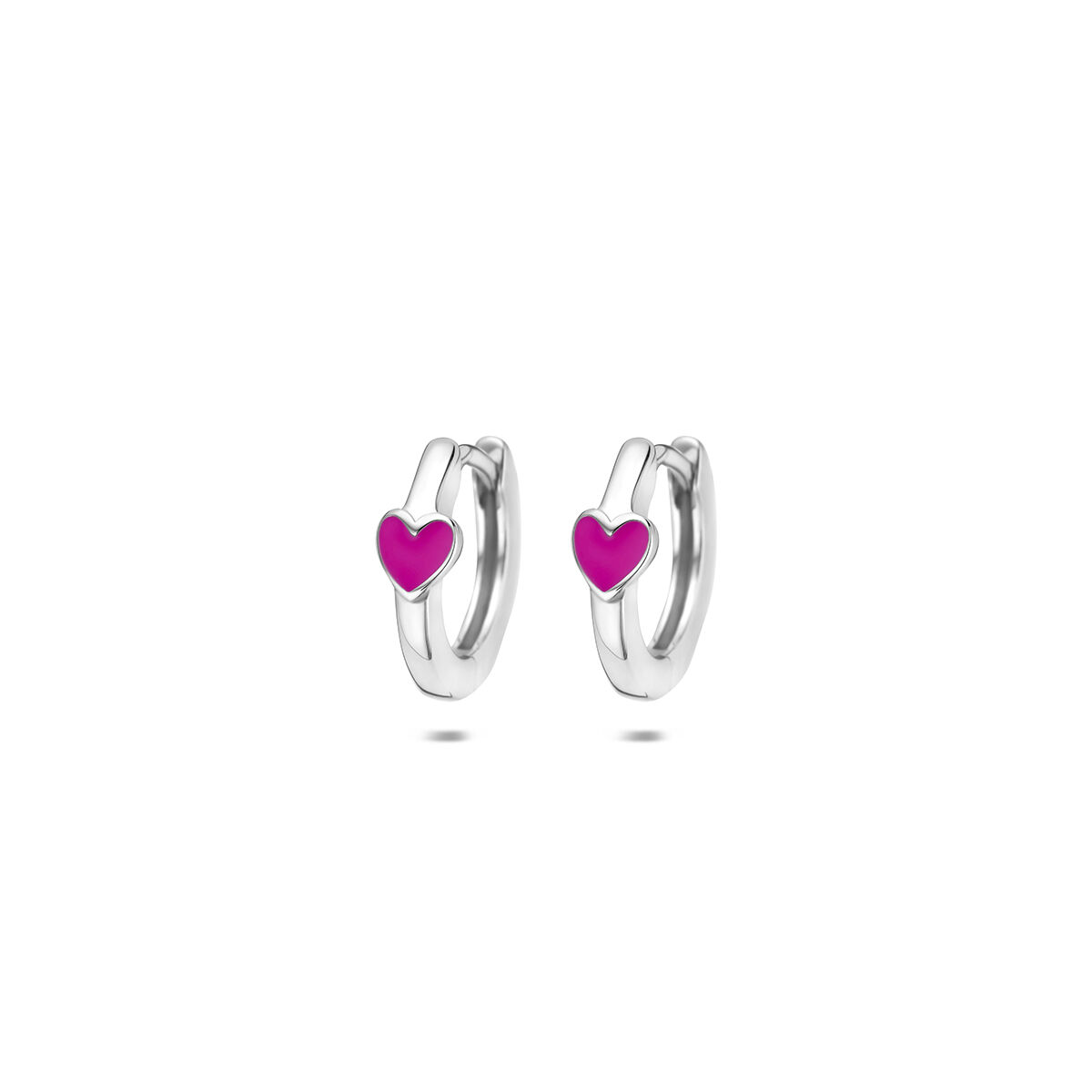 Gerhodineerd 925 zilveren klapoorringen met een roze emaille hartje. De klapoorringen hebben een diameter van 11.5mm. De afmeting van het hartje is 3.5x4mm.