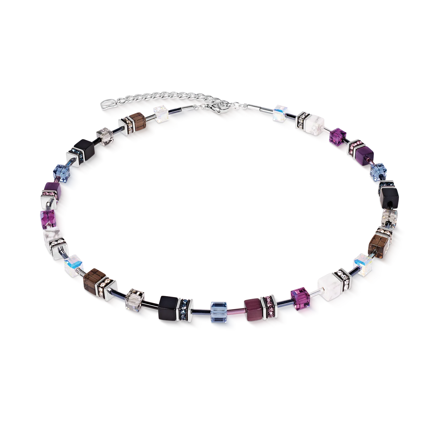 De GeoCUBE&reg; Iconic Precious-ketting 'Twilight' combineert de iconische vormentaal van COEUR DE LION met de mysterieuze elegantie van edelstenen in koele tinten. Rookkwarts, onyx en howliet worden gecombineerd met fonkelende Swarovski&reg;-kristallen tot een expressieve compositie in zachte grijze en violette tinten. Het samenspel van licht, diepte en geometrische precisie geeft deze designerketting een rustige, eigentijdse uitstraling, waarbij tijdloze elegantie en een onderscheidend karakter samenkomen. Elk element is zorgvuldig op elkaar afgestemd om het unieke karakter van de GeoCUBE&reg;-collectie te benadrukken. Ge&iuml;nspireerd door de verstilde schoonheid van de schemering, voegt het harmonieuze kleurenpalet verfijning toe aan minimalistische outfits en een subtiele schittering aan avondkleding. Of u de ketting nu op kantoor draagt ​​of bij een speciale gelegenheid: hij biedt uitzonderlijke veelzijdigheid en moeiteloze elegantie. In combinatie met de bijpassende oorbellen en armband vormt hij een prachtig op elkaar afgestemde sieradenset. Rookkwarts, onyx, howliet, synthetisch tijgeroog, Swarovski&reg;-kristallen, strass-rondellen en hoogwaardig roestvrij staal: een combinatie van zorgvuldig geselecteerde materialen, uitzonderlijk vakmanschap en de onmiskenbare kwaliteit van COEUR DE LION.

