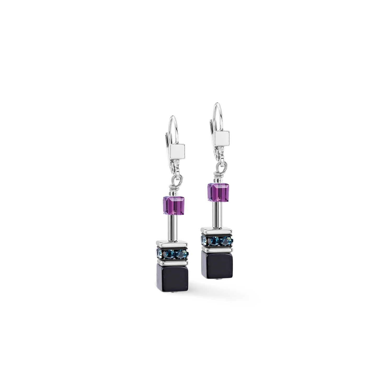 De GeoCUBE&reg; Iconic Precious Earrings Twilight vangen de serene schoonheid van de schemering door een verfijnde combinatie van diepzwarte onyx en sprankelende Swarovski&reg;-kristallen. Het koele, grijs- en violetkleurige palet is vertaald in het iconische GeoCUBE&reg;-design, waardoor designer oorbellen ontstaan ​​die modern, elegant en moeiteloos tijdloos aanvoelen. Ze voegen een verfijnde finishing touch toe aan elke look zonder te overheersen. Hun lichte silhouet en subtiele glans maken deze premium oorbellen perfect voor zowel alledaagse als elegante avondgelegenheden. Of ze nu gecombineerd worden met zakelijke kleding of een relaxte, eigentijdse outfit, ze voegen ingetogen luxe en veelzijdigheid toe aan elke sieradencollectie. Gecombineerd met de bijpassende ketting en armband vormen ze een prachtig geco&ouml;rdineerde COEUR DE LION sieradenset. Onyx, Swarovski&reg;-kristallen, strass-rondellen en hoogwaardig roestvrij staal combineren zorgvuldig geselecteerde materialen met uitzonderlijk vakmanschap.
