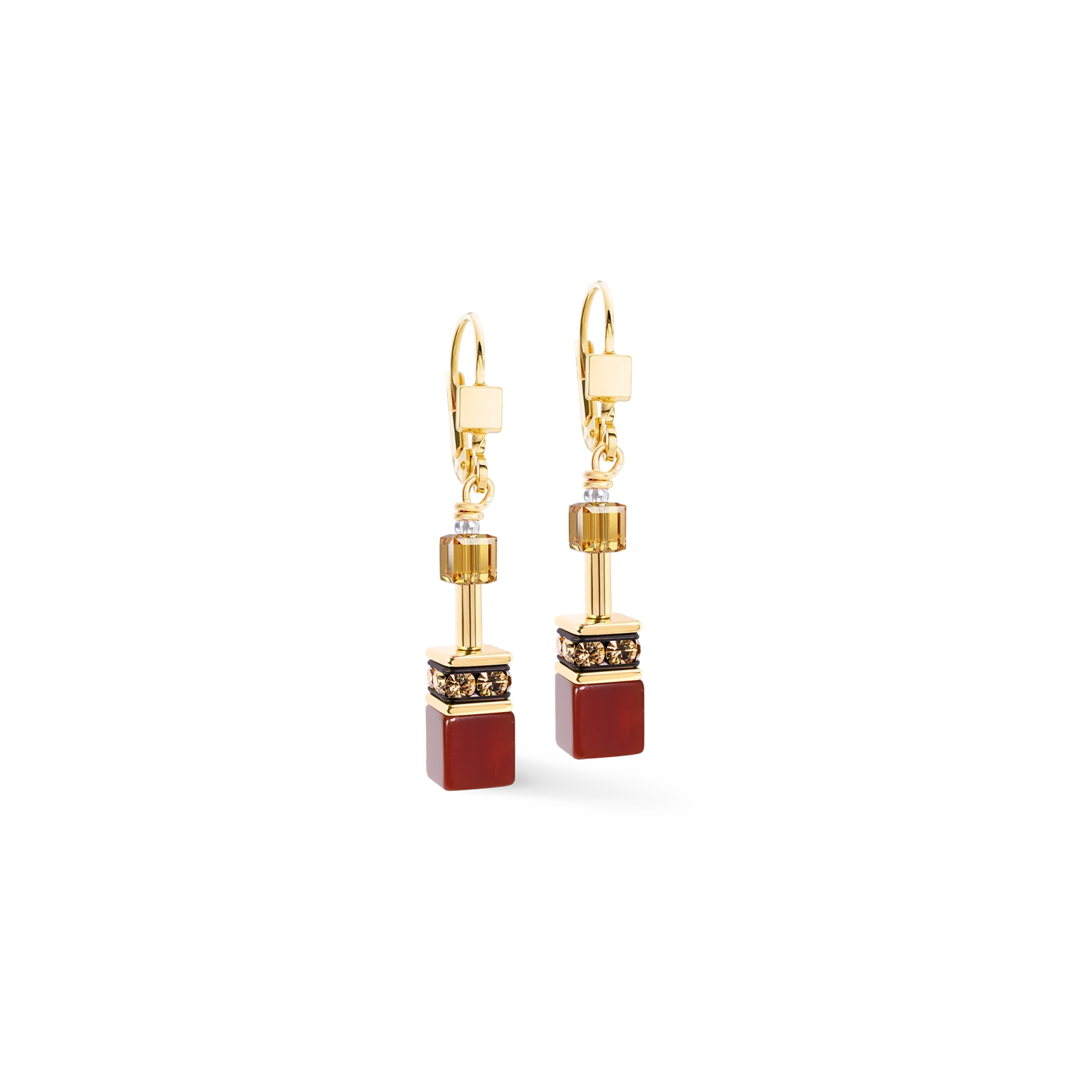 De GeoCUBE&reg; Iconic Precious Earrings Amber Glow vieren de warme gloed van carneool in een verfijnd, eigentijds design. Sprankelende Swarovski&reg;-kristallen versterken de rijke natuurlijke kleur van de edelsteen, terwijl het iconische GeoCUBE&reg;-design deze designeroorbellen hun onmiskenbare elegantie geeft. Het resultaat is sieraden die tegelijkertijd levendig, verfijnd en tijdloos aanvoelen. Warme tinten rood en goud cre&euml;ren prachtige lichtreflecties die zowel alledaagse outfits als feestelijke kleding verfraaien. Hun expressieve maar evenwichtige uitstraling maakt deze premium oorbellen tot een veelzijdig accessoire voor vrouwen die kleurrijke designersieraden met een blijvende aantrekkingskracht waarderen. Gecombineerd met de bijpassende ketting en armband vormen ze een harmonieus sieradenensemble. Carneool, Swarovski&reg;-kristallen, strass-rondellen en goudkleurig roestvrij staal combineren hoogwaardige materialen met uitzonderlijk vakmanschap.