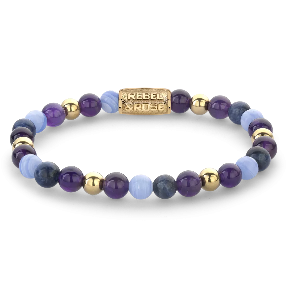 Bead armband, handgemaakt van 6mm stenen (Amethist, Sodaliet, Agaat, edelstaal 18 karaat goud ion-plated). De sluiting is van stainless steel met 18 karaat goud ion-plating. Het Rebel & Rose sieraad is makkelijk te combineren met andere zilveren, leren of kralenarmbanden.