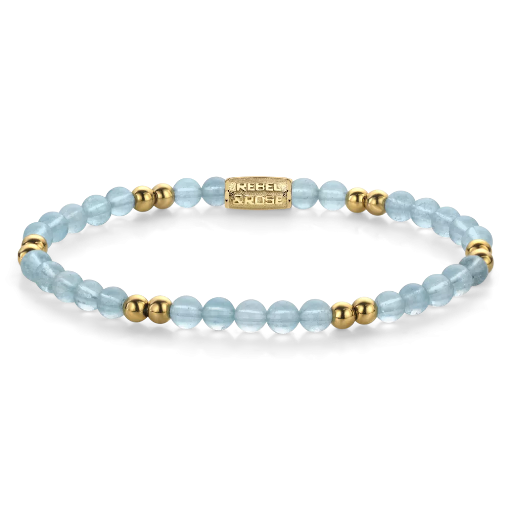 Bead armband die bestaat uit 4mm Aquamarijn stenen, en 4mm 18 karaat goud ion-plated edelstalen stenen. De sluiting is gemaakt van 18 karaat goud ion-plated edelstaal. Het Rebel & Rose sieraad is handgemaakt en makkelijk te combineren met onze andere kralenarmbanden.