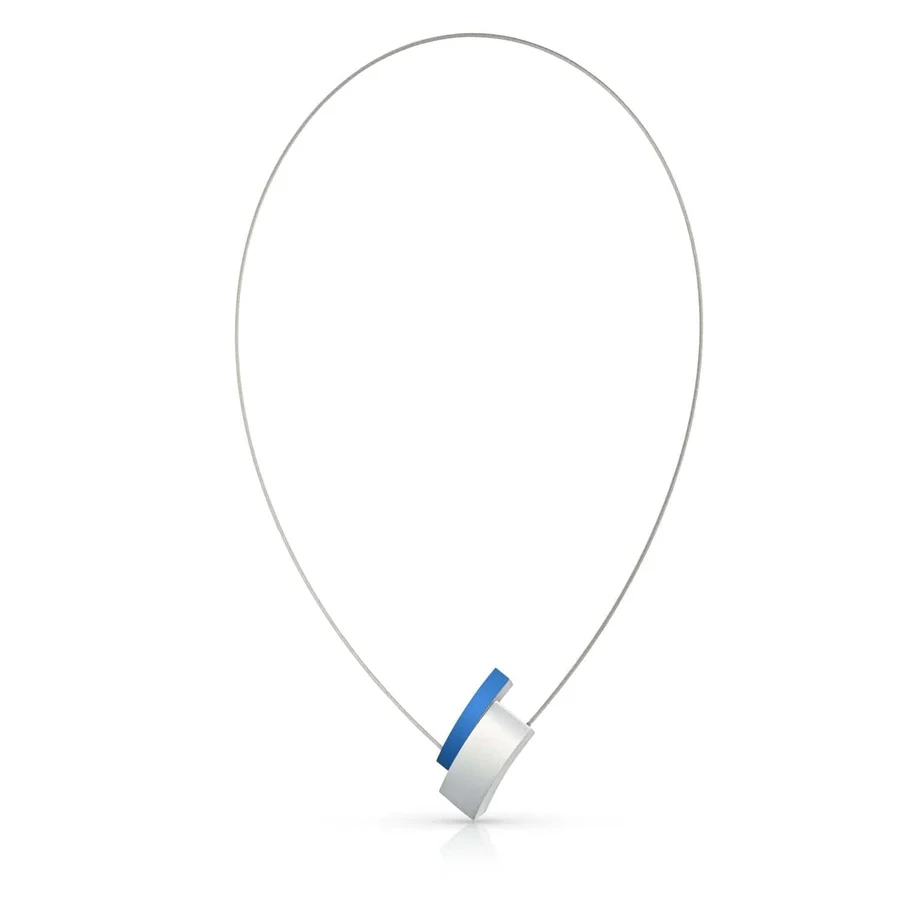 Choker van staal met blauw en zilverkleur, magneet sluiting.