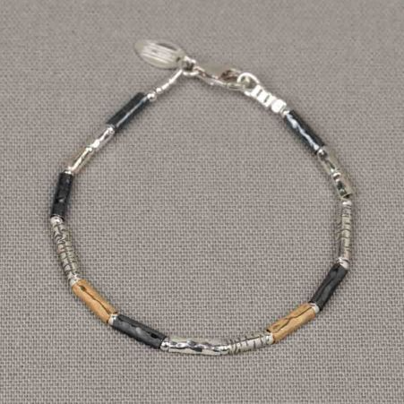 De Jeh Jewels 21753-18 is een elegante armband met modelnummer 21753-19. Het is een sieraad met een prachtige vormgeving, perfect als accessoire bij elke outfit. De armband heeft een lengte van 180 mm, wat zorgt voor een comfortabele pasvorm. Draag het met casual of formele kleding voor een chique en verfijnde look.