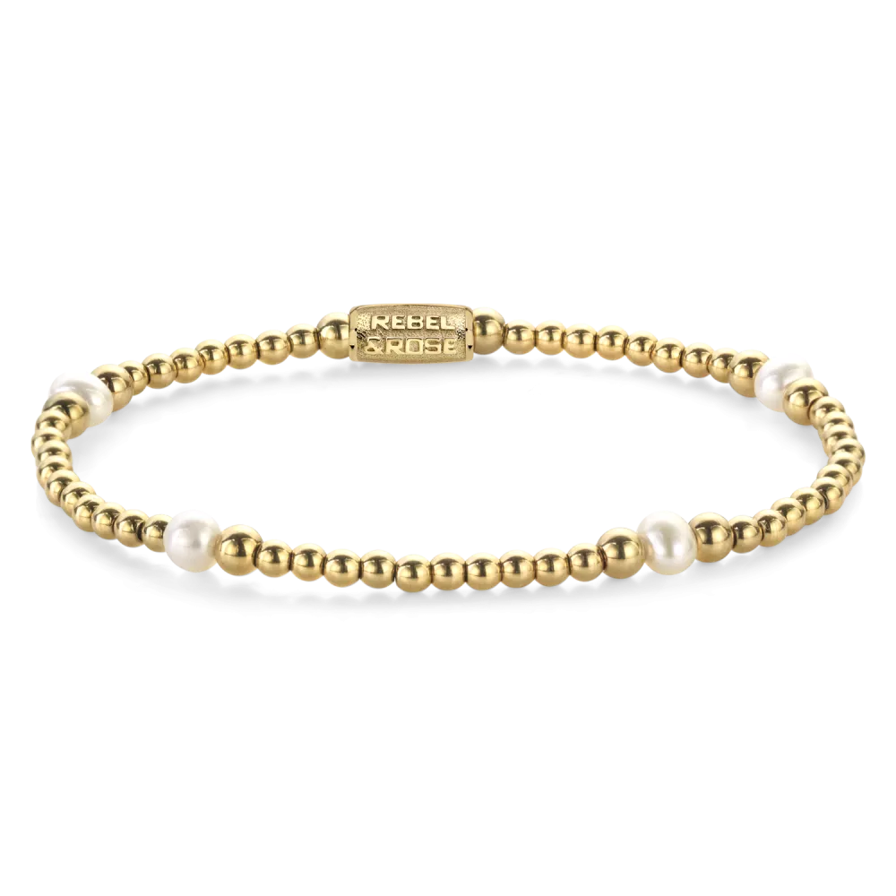 Bead armband, handgemaakt van echte 4mm zoetwater parels van hoge kwaliteit, afgewisseld met 3mm en 4mm 18 karaat goud ion-plated edelstalen stenen. De sluiting is gemaakt van 18 karaat goud ion-plated edelstalen. Het Rebel & Rose sieraad is makkelijk te combineren met onze andere kralenarmbanden.