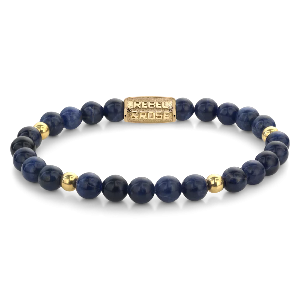 Bead armband, handgemaakt van 6mm blauwe Sodaliet stenen met 18 karaat goud ion-plated edelstalen stenen en een 18 karaat goud ion-plated edelstalen sluiting. Het Rebel & Rose sieraad is makkelijk te combineren met andere leren of kralenarmbanden.