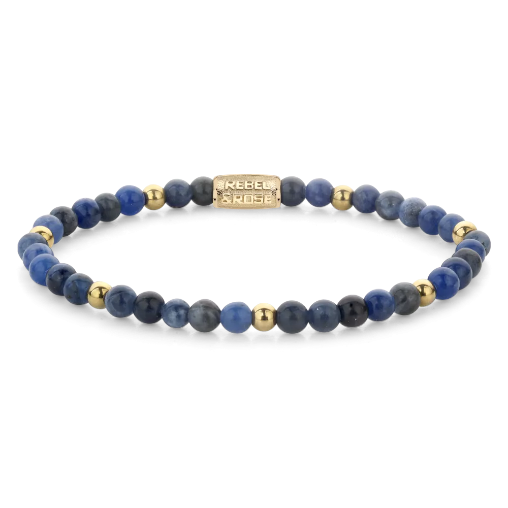 Bead armband, handgemaakt van 4mm blauwe Sodaliet stenen met 18 karaat goud ion-plated edelstalen stenen en een 18 karaat goud ion-plated edelstalen sluiting. Het Rebel & Rose sieraad is makkelijk te combineren met andere leren of kralenarmbanden.