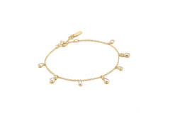 Deze Ania Haie vergulde armband, model AHB076-06G, is een prachtige toevoeging aan elke sieradencollectie. Gemaakt van 925 sterling zilver en afgewerkt met een goudkleurige coating, straalt hij verfijning uit. Met een lengte van 185 mm past hij perfect om je pols. Draag hem solo of combineer met andere armbanden voor een trendy look.