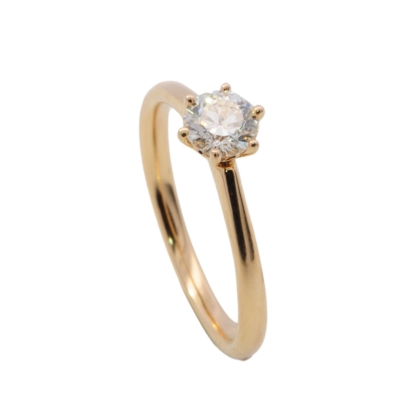 Dieses Produkt, Modellnummer 100601056, ist ein hochwertiger Verlobungsring aus 18 Karat Gold in Gr&ouml;&szlig;e 56. Die gl&auml;nzende Verarbeitung macht ihn ideal f&uuml;r besondere Anl&auml;sse. Tragen Sie ihn zur Verlobung oder zu besonderen Feiern, um Eleganz und Stil zu betonen. Ein essenzielles Schmuckst&uuml;ck f&uuml;r bedeutende Momente.