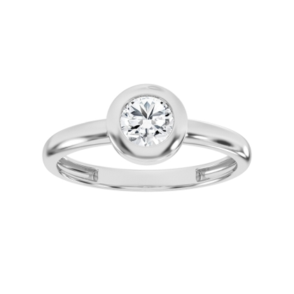 Der D-Ring WG 585 Brillant Zarge 0,05ct, Modellnummer 135283052, ist ein eleganter Verlobungsring aus 14 Karat Wei&szlig;gold, Gr&ouml;&szlig;e 52. Er hat ein Gewicht von 1,43 g und enth&auml;lt einen 0,05 ct Diamanten mit SI1 Reinheit und brillantem Schliff. Ideal als Verlobungsring, passt er perfekt zu formellen Anl&auml;ssen oder bei romatischen Dinnern.