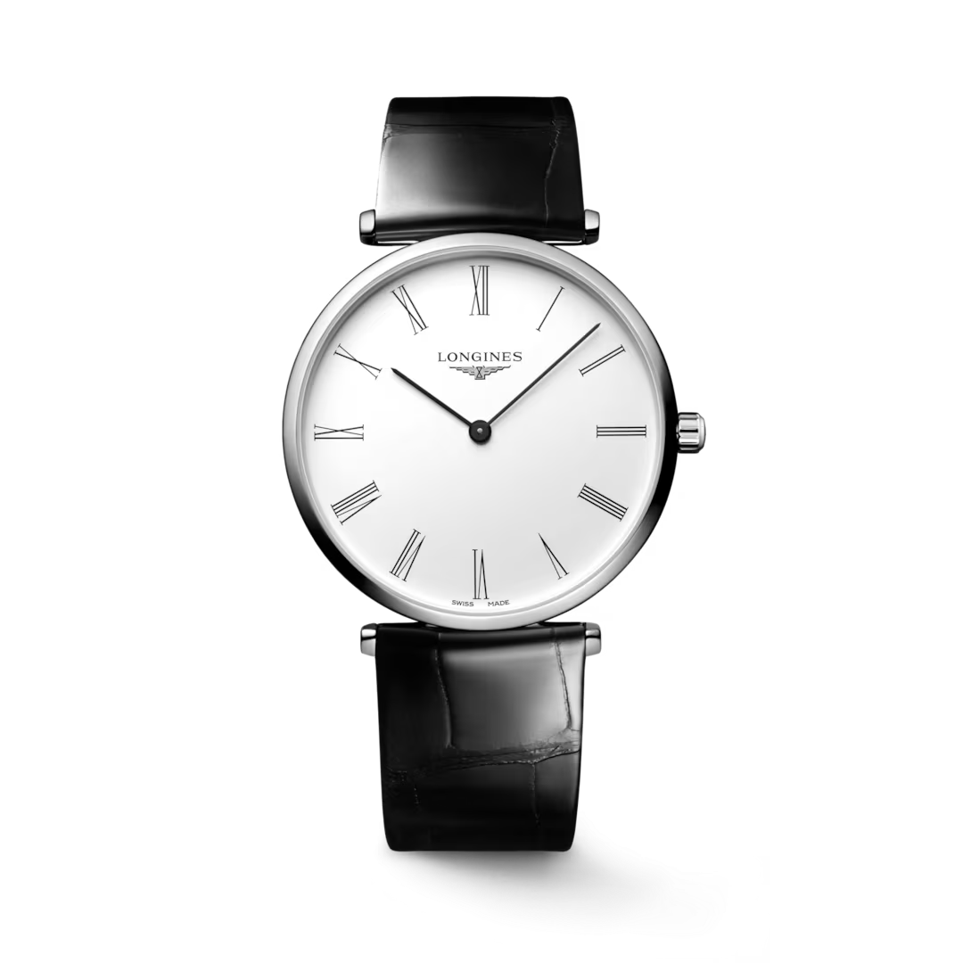 De Longines La Grande Classic L48664112 is een elegante polshorloge met een roestvrijstalen kast en een saffierglas. Het horloge heeft een witte wijzerplaat met Romeinse cijfers en een zwarte leren band. Het horloge hypoallergeen, met een Zwitsers kwartsuurwerk. Perfect voor formele gelegenheden, waterbestendig tot 3 bar en met een analoge weergave.