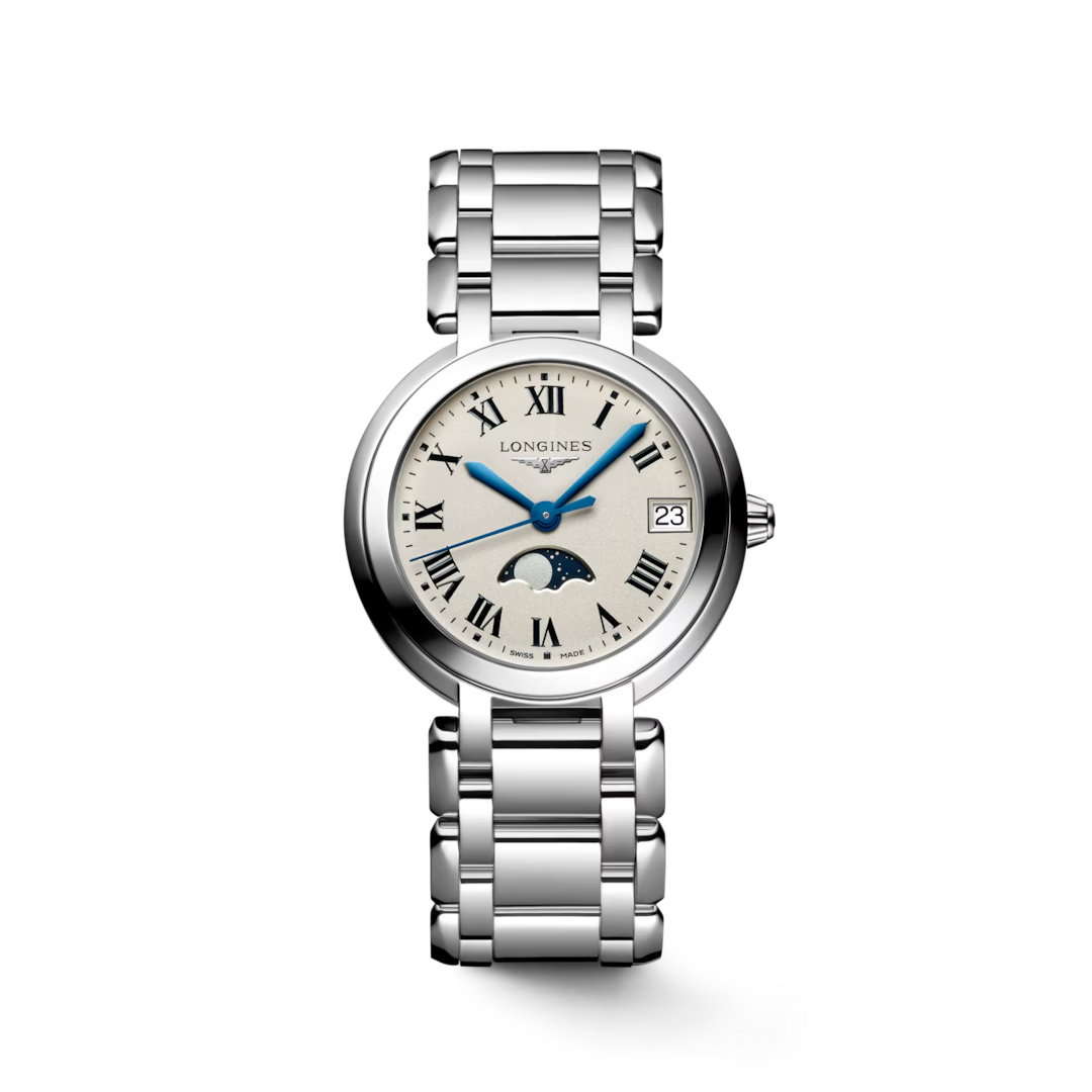De Longines Primaluna Moonphase L81164716 is een elegante polshorloge met een roestvrijstalen kast van 34 mm en saffierglas. Het heeft een analoge wijzerplaat met Romeinse cijfers en een datumfunctie. De zilverkleurige stalen band is hypoallergeen. Ideaal voor dagelijks gebruik of formele gelegenheden, waterbestendig tot 3 atm. Draag met vertrouwen en stijl.