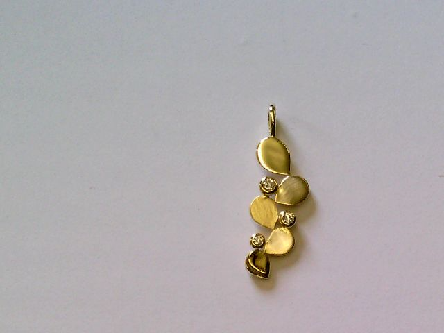 Der Anh&auml;nger 333 Gelb Zirkonia, Modellnummer 6-214439-001, ist ein eleganter Zirkonia-Anh&auml;nger aus hochwertigem 333er Gelbgold. Perfekt f&uuml;r besondere Anl&auml;sse, kann er mit einer schlichten Goldkette kombiniert werden, um den funkelnden Zirkonia zur Geltung zu bringen. Ideal f&uuml;r die Kombination mit festlicher oder allt&auml;glicher Kleidung, um jedem Outfit einen Hauch von Eleganz zu verleihen.