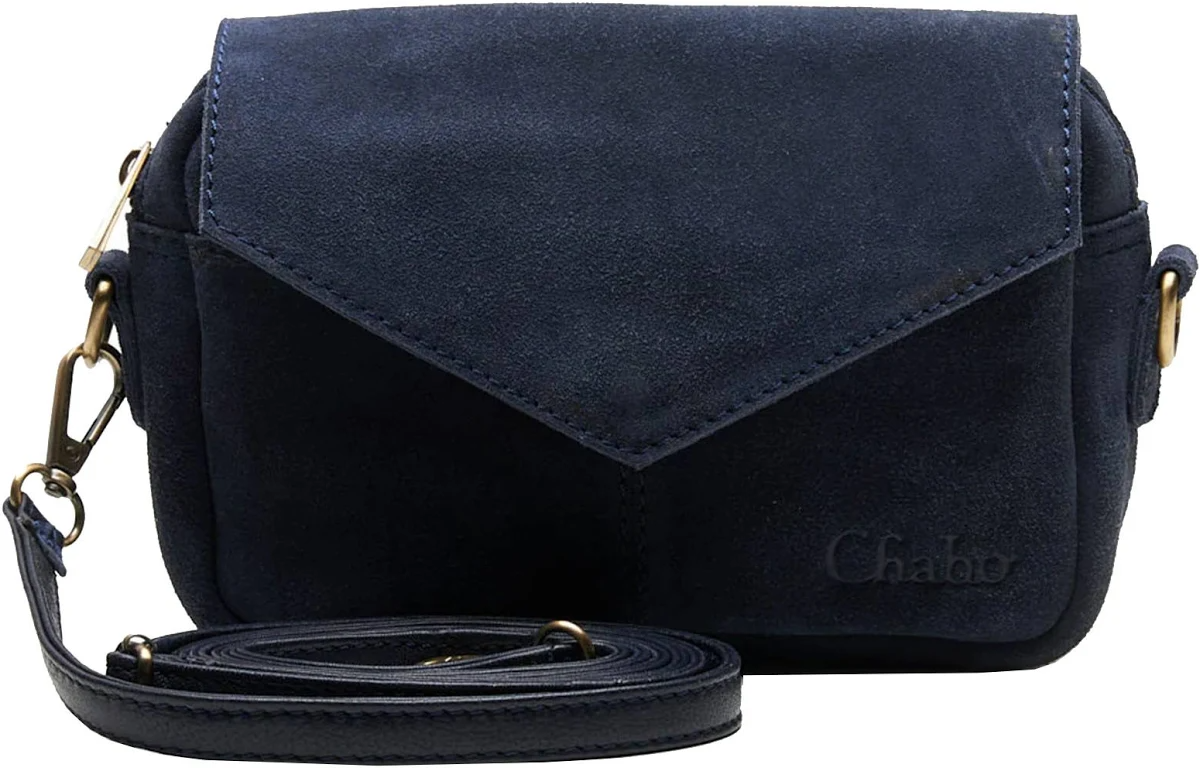Rio Romy Suede 
Ga elegant en zorgeloos op pad met onze Rio Romy schoudertas, gemaakt van hoogwaardig, soepel su&egrave;de. Deze dames schoudertas combineert een stijlvol design met praktische details, perfect voor elke gelegenheid.

Elegant design & slimme indeling
De tas heeft een kenmerkende envelopflap met magneetsluiting, wat zorgt voor een chique uitstraling. Daaronder vind je een veilig hoofdvak met ritssluiting, zodat al je essentials goed beschermd zijn.

Binnenin bevindt zich een extra ritsvakje &ndash; ideaal voor pasjes, sleutels of muntgeld. Aan de voorkant, onder de flap, zit bovendien een handig insteekvak voor snelle toegang tot kleinere items.

Comfortabel & veelzijdig
De Rio Romy wordt geleverd met een verstelbare en afneembare schouderband, zodat je de tas kunt dragen zoals jij dat wilt &ndash; over de schouder of crossbody.

Details:
Materiaal: 100% su&egrave;de

Afmetingen: 20 &times; 13 &times; 4 cm

Sluiting: Magneetsluiting + ritssluiting

Extra vakken: 1 binnenvak met rits, 1 insteekvak onder flap

Band: Verstelbaar en afneembaar