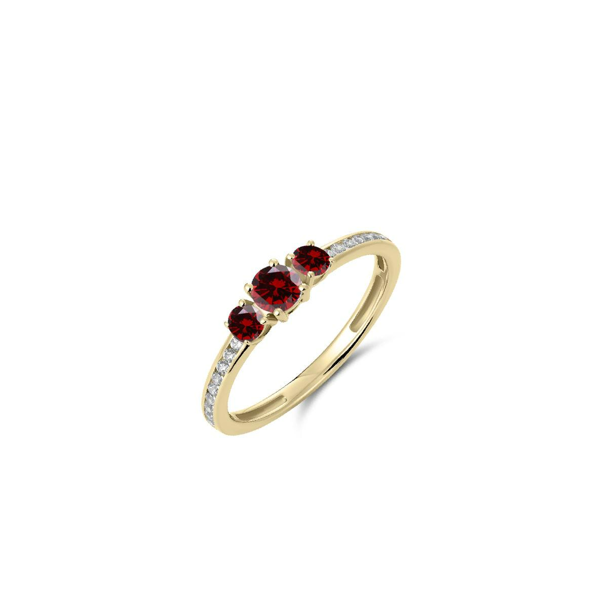Zilver/vergulde ring met 3 rode stenen aan de bovenzijde en kleine zirkonia's ernaast