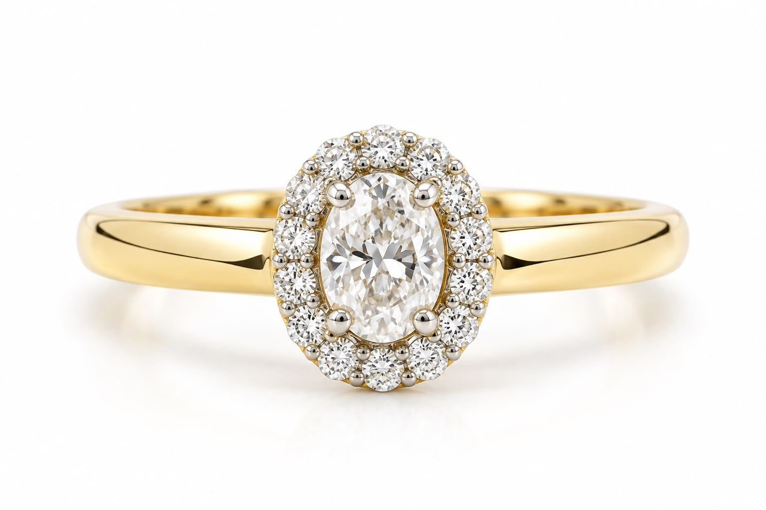 Deze Diamanten halo ring, beschikt over 14 diamanten van 0.07ct SI-H en &eacute;&eacute;n ovale diamant van 0.15ct SI-H. Uitgevoerd in 14 karaat goud en in maat 55, is hij ideaal voor verlovingen. Draag deze ring solo of met een bijpassende gouden armband voor een elegante look.