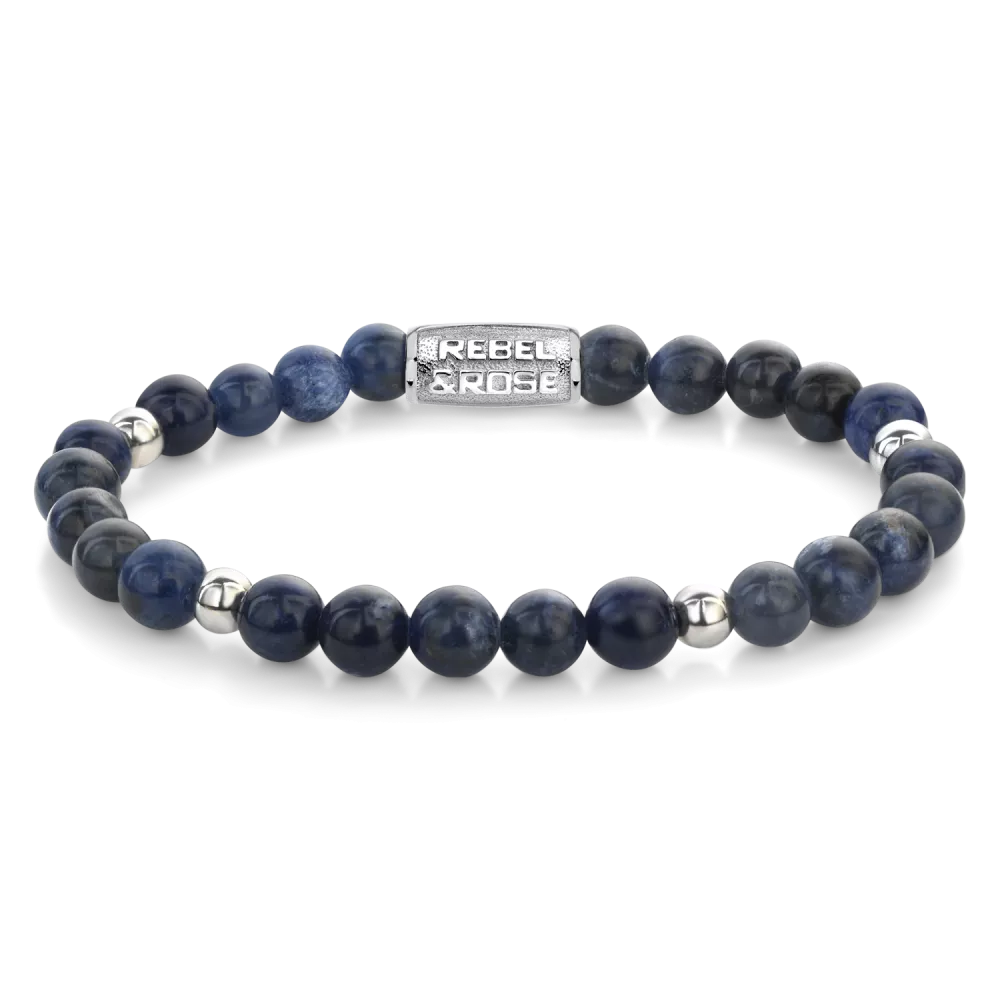 Bead armband, handgemaakt van 6mm blauwe Sodaliet stenen afgewisseld met 5mm Hematiet stenen en een zilverkleurige edelstalen sluiting. Het Rebel & Rose sieraad is makkelijk te combineren met andere leren of kralenarmbanden.