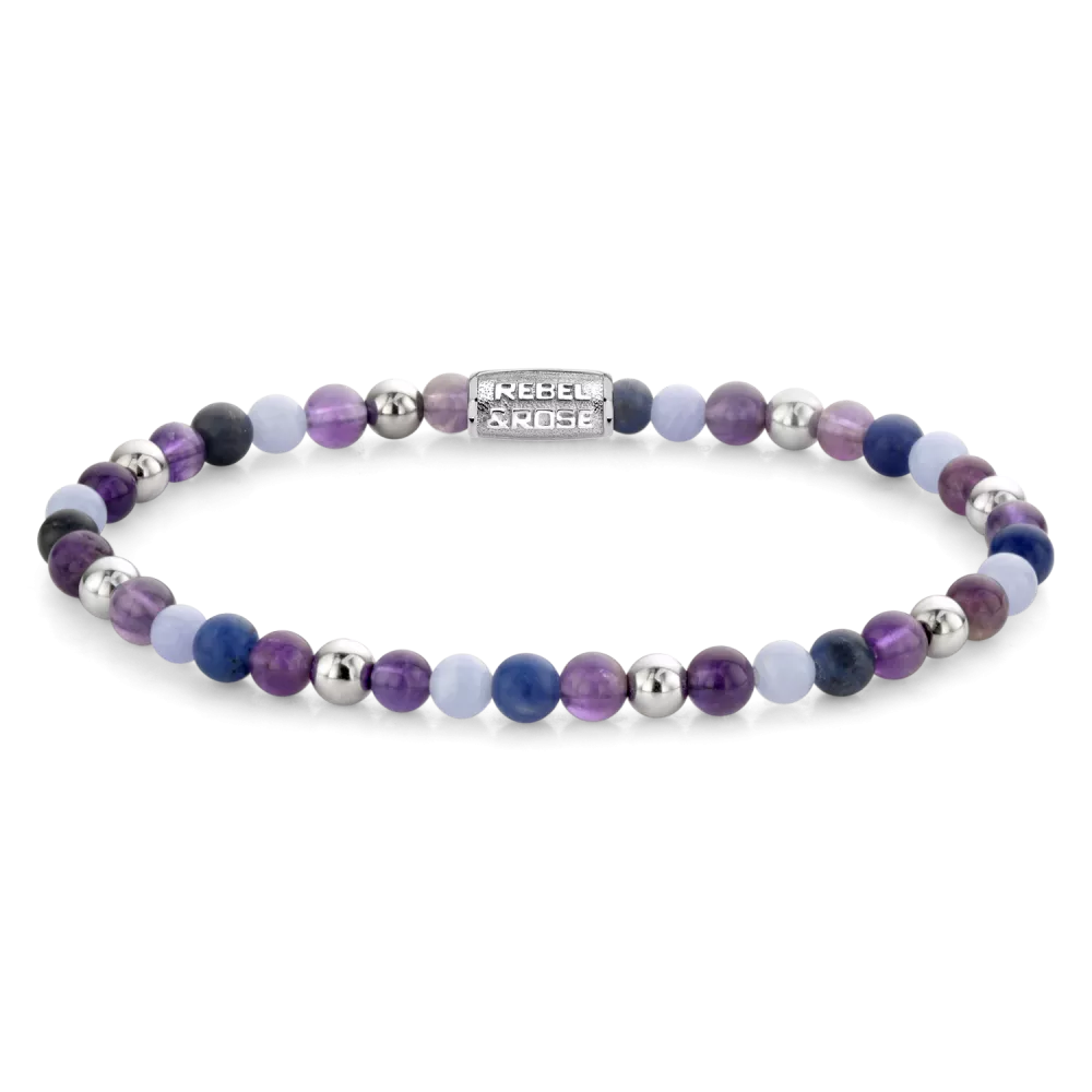 Bead armband, handgemaakt van 4mm natuurstenen (Amethist, Sodaliet, Agaat) met een zilverkleurige sluiting. Het Rebel & Rose sieraad is makkelijk te combineren met andere zilveren en kralenarmbanden.
