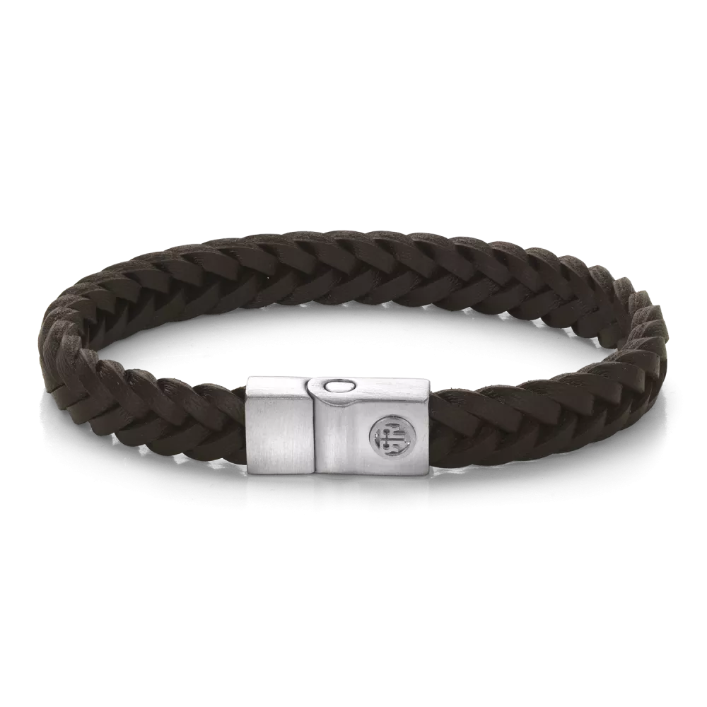 Deze Full Metal Premium armband van Rebel and Rose is een leren armband van 9 mm breed met een sluiting van edelstaal. Het R&R logo is in 3D op de sluiting aangebracht. De unieke (PSR*) sluiting bestaat uit twee delen die perfect in elkaar vallen, zonder dat daar hulpmiddelen als magneten voor nodig zijn. Het leer is met veel zorg en vakmanschap handmatig gelooid en gevlochten door de ambachtslieden van Rebel and Rose. Meet je polsomtrek op en kijk in de maattabel voor de juiste keuze. De armbanden combineren goed met onze kralenarmbanden.