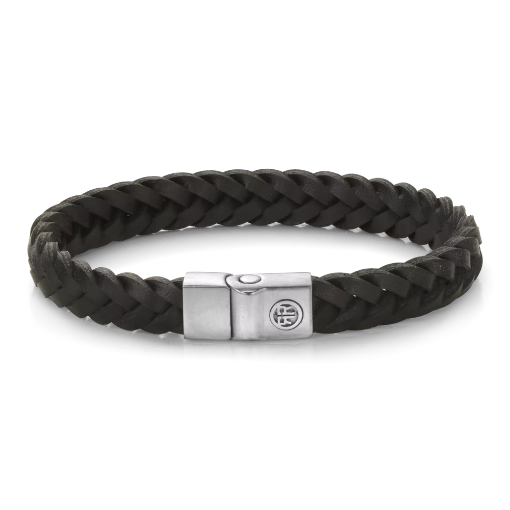 Deze Full Metal Premium armband van Rebel and Rose is een leren armband van 9 mm breed met een sluiting van edelstaal. Het R&R logo is in 3D op de sluiting aangebracht. De unieke (PSR*) sluiting bestaat uit twee delen die perfect in elkaar vallen, zonder dat daar hulpmiddelen als magneten voor nodig zijn. Het leer is met veel zorg en vakmanschap handmatig gelooid en gevlochten door de ambachtslieden van Rebel and Rose. Meet je polsomtrek op en kijk in de maattabel voor de juiste keuze. De armbanden combineren goed met onze kralenarmbanden.
