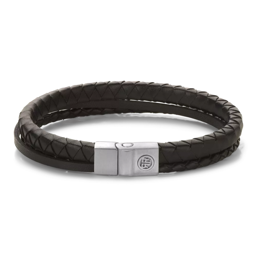 Deze Full Metal Premium armband van Rebel and Rose is een leren armband van 9 mm breed met een sluiting van edelstaal. De armband bestaat uit 3 aparte leersoorten die samenkomen in de sluiting. Het leer is met veel zorg en vakmanschap handmatig gelooid en gevlochten door de ambachtslieden van Rebel and Rose. Het R&R logo is in 3D op de sluiting aangebracht. De unieke (PSR*) sluiting bestaat uit twee delen die perfect in elkaar vallen, zonder dat daar hulpmiddelen als magneten voor nodig zijn. Meet je polsomtrek op en kijk in de maattabel voor de juiste keuze.