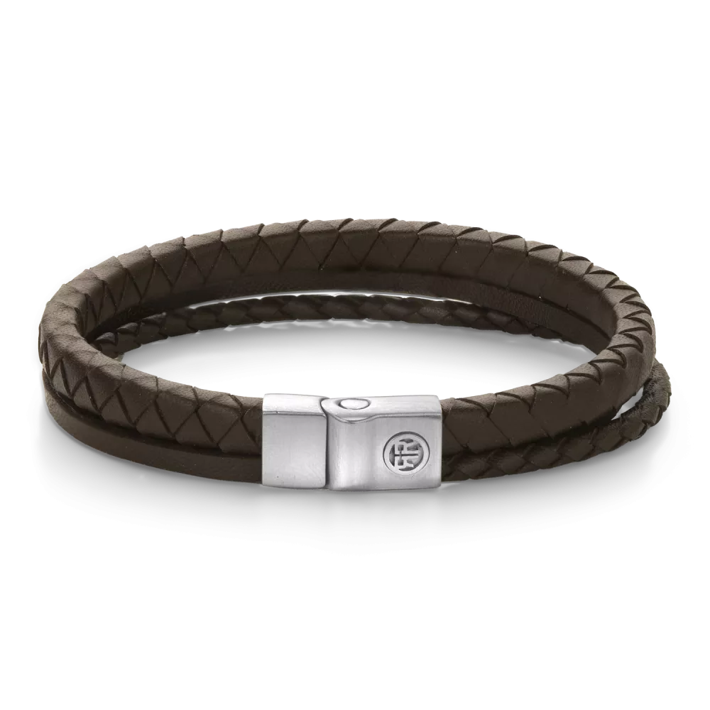Deze Full Metal Premium armband van Rebel and Rose is een leren armband van 9 mm breed met een sluiting van edelstaal. De armband bestaat uit 3 aparte leersoorten die samenkomen in de sluiting. Het leer is met veel zorg en vakmanschap handmatig gelooid en gevlochten door de ambachtslieden van Rebel and Rose. Het R&R logo is in 3D op de sluiting aangebracht. De unieke (PSR*) sluiting bestaat uit twee delen die perfect in elkaar vallen, zonder dat daar hulpmiddelen als magneten voor nodig zijn. Meet je polsomtrek op en kijk in de maattabel voor de juiste keuze.