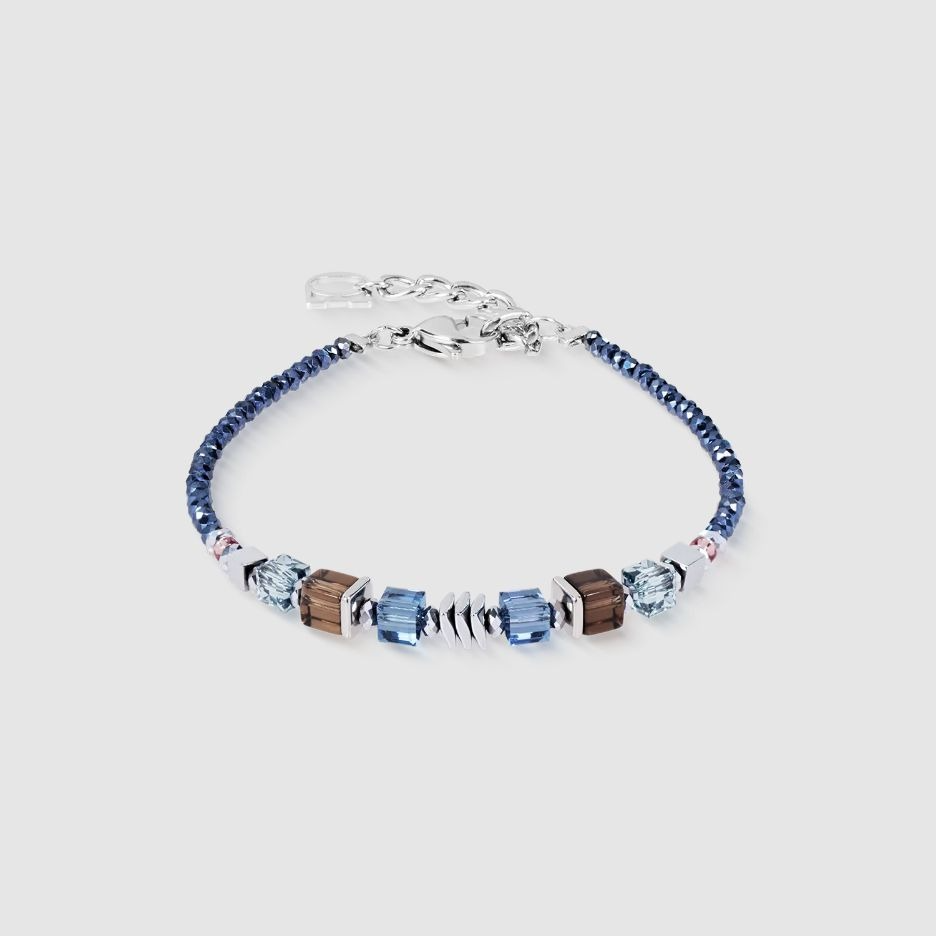 Het COEUR DE LION DAMES 3044-30-0712 armbandmodel biedt een elegante combinatie van roestvrij staal en een blauwe kleur, met een lengte van 210 mm. Deze prachtige armband is perfect voor elke gelegenheid en kan solo gedragen worden of gestapeld met andere armbanden voor een modieuze look. Een ideaal accessoire voor liefhebbers van stijlvolle sieraden.