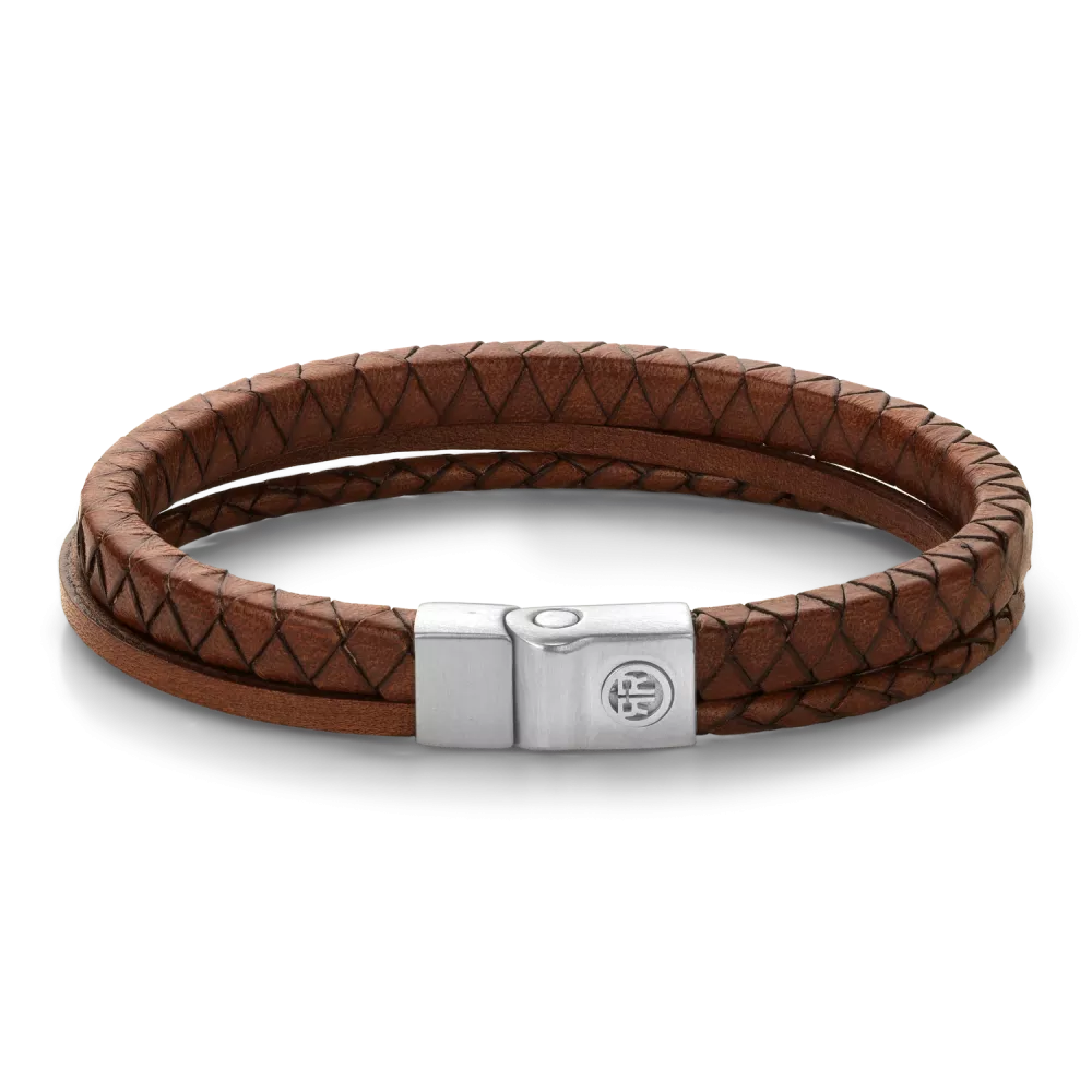 Deze Full Metal Premium armband van Rebel and Rose is een leren armband van 9 mm breed met een sluiting van edelstaal. De armband bestaat uit 3 aparte leersoorten die samenkomen in de sluiting. Het leer is met veel zorg en vakmanschap handmatig gelooid en gevlochten door de ambachtslieden van Rebel and Rose. Het R&R logo is in 3D op de sluiting aangebracht. De unieke (PSR*) sluiting bestaat uit twee delen die perfect in elkaar vallen, zonder dat daar hulpmiddelen als magneten voor nodig zijn. Meet je polsomtrek op en kijk in de maattabel voor de juiste keuze.